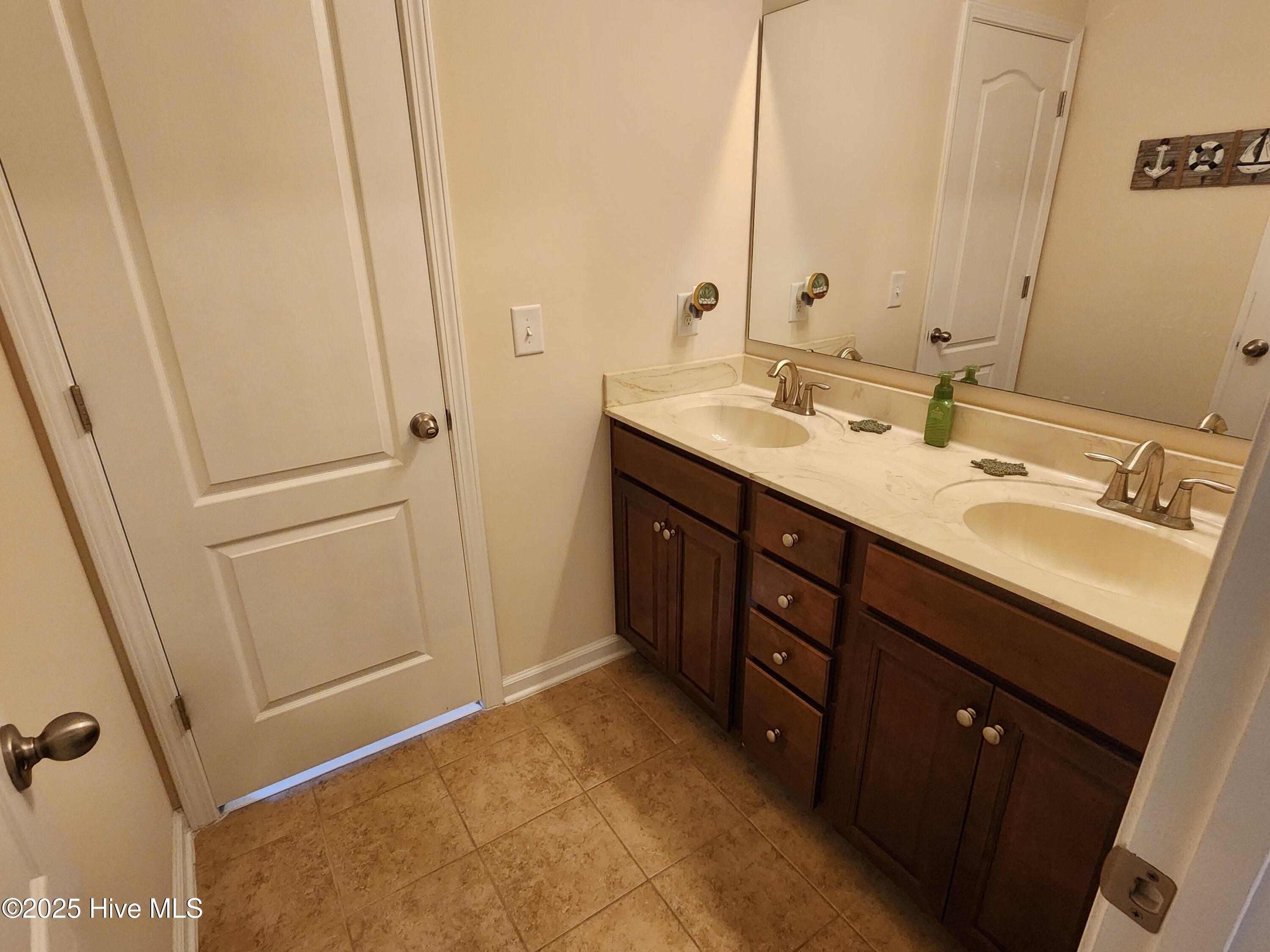 100540415 | Photo 18