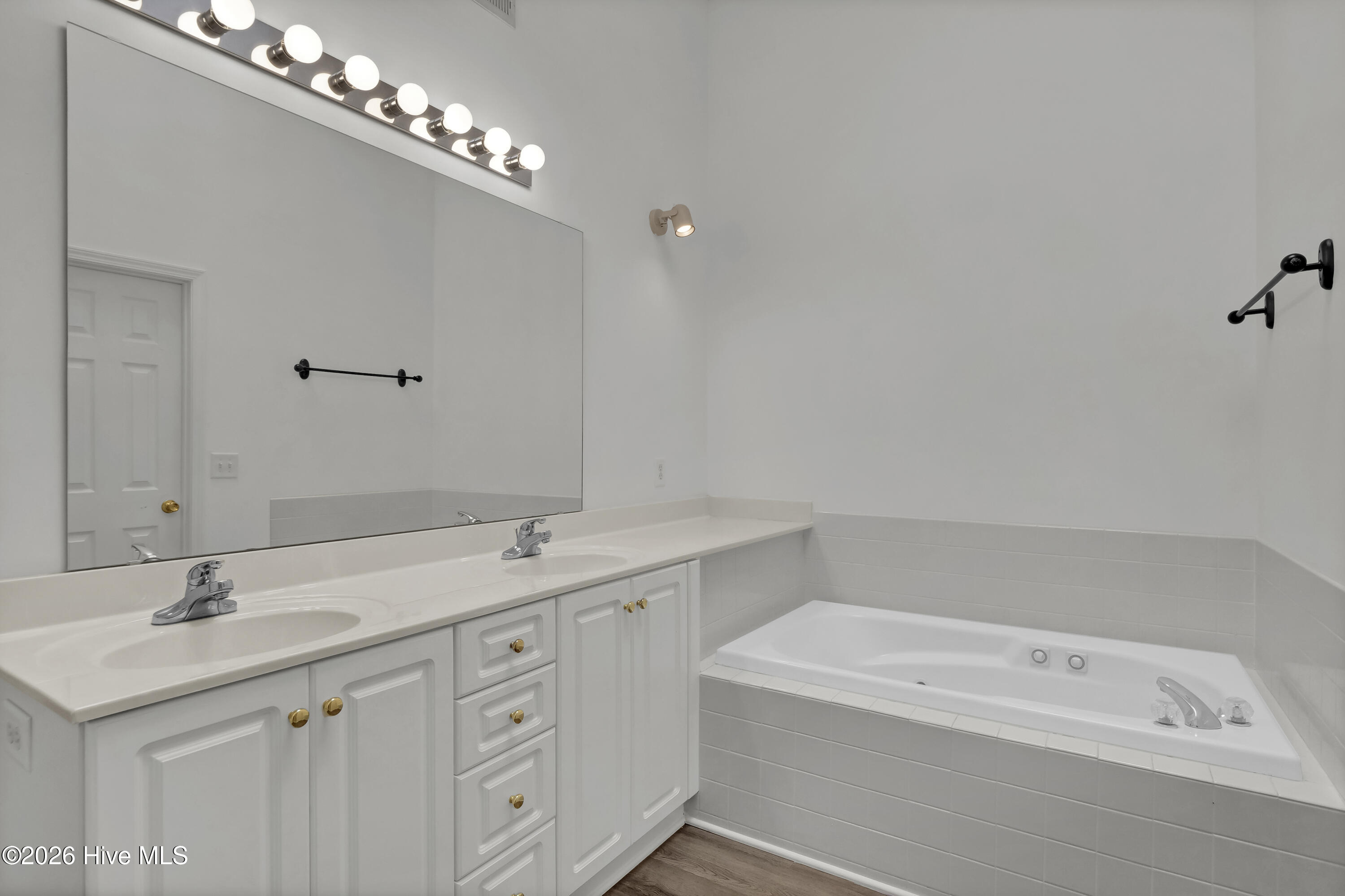 100564237 | Photo 30