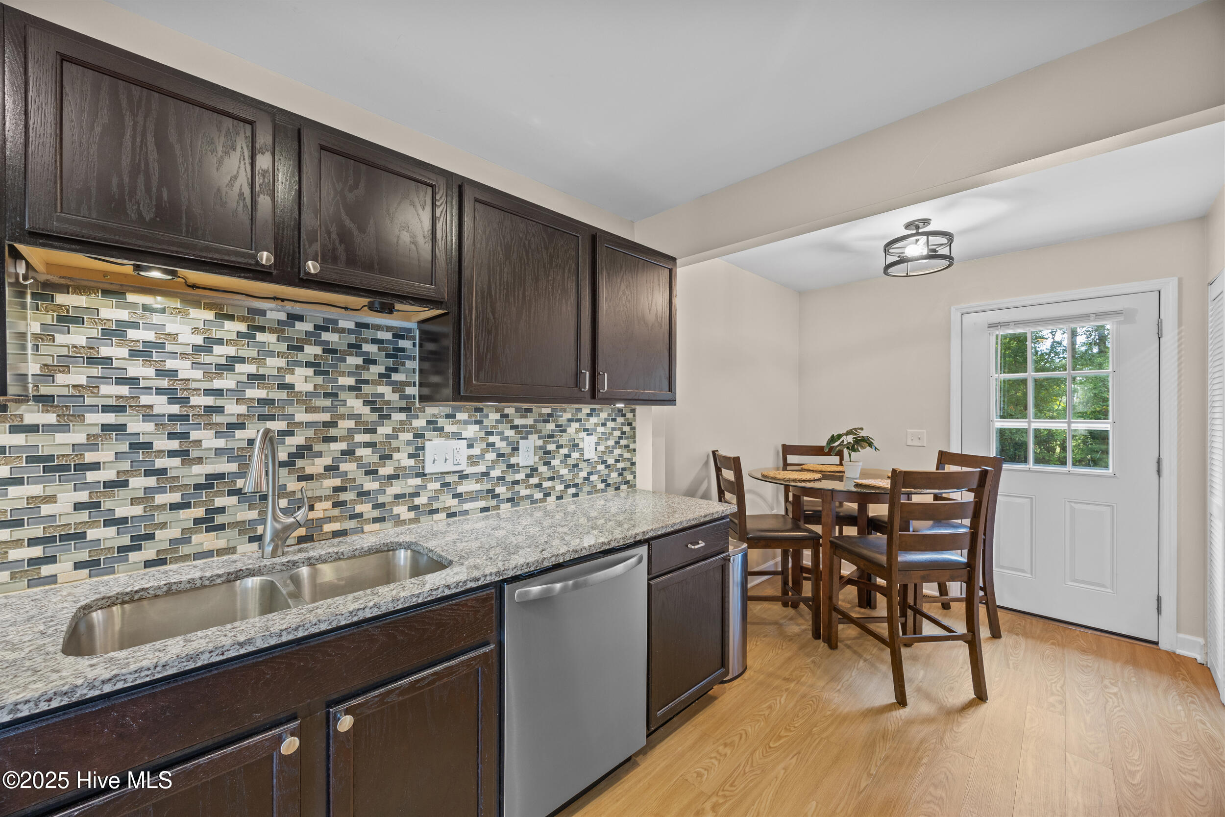 100530805 | Photo 15