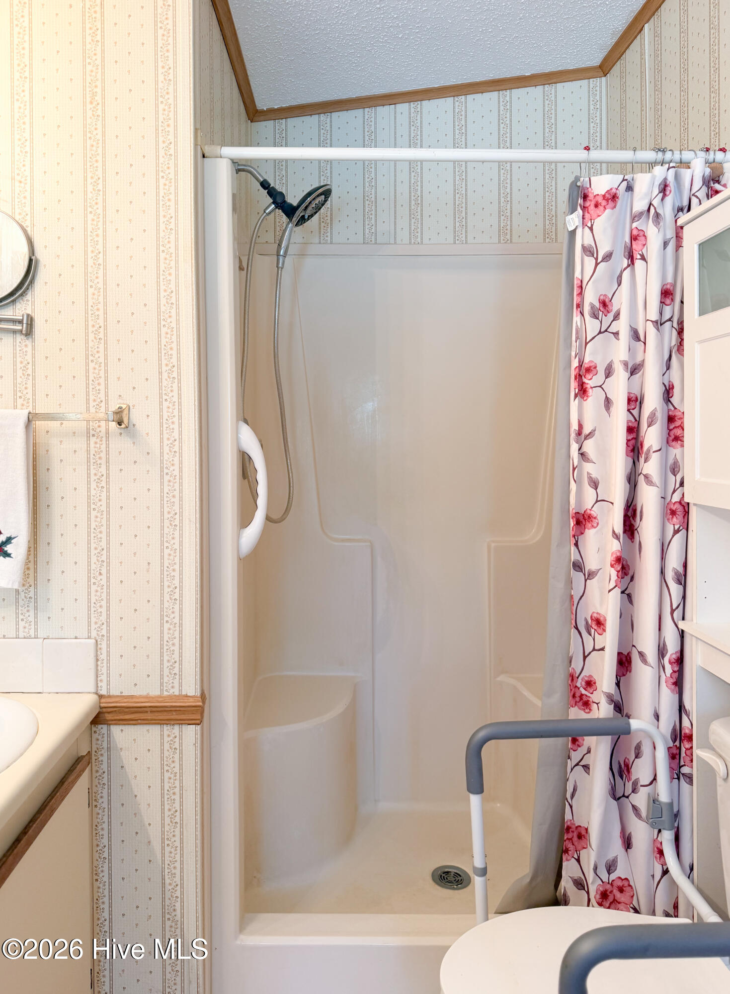 100563984 | Photo 40