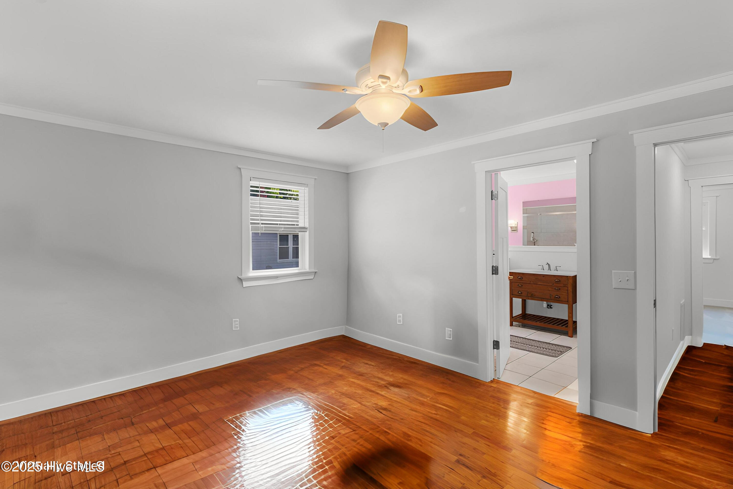 100570665 | Photo 19