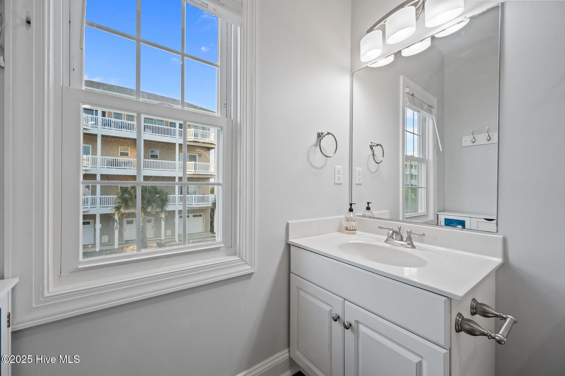 100537355 | Photo 33