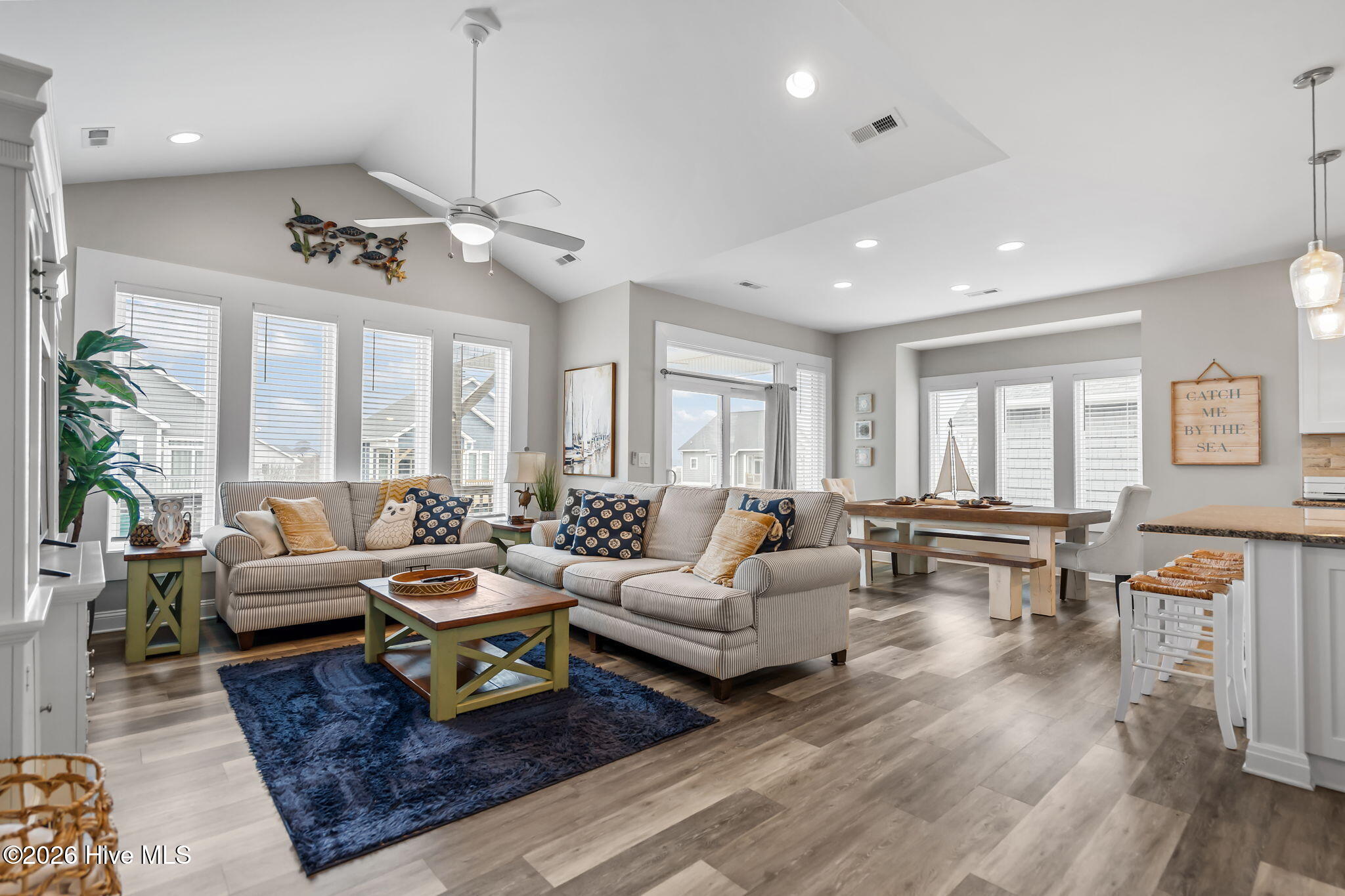 100553388 | Photo 30