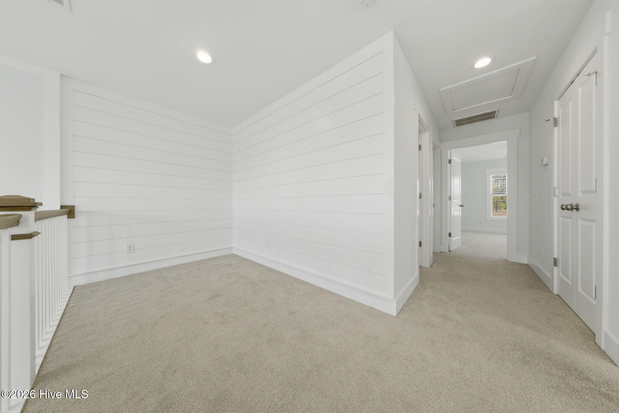 100569127 | Photo 26