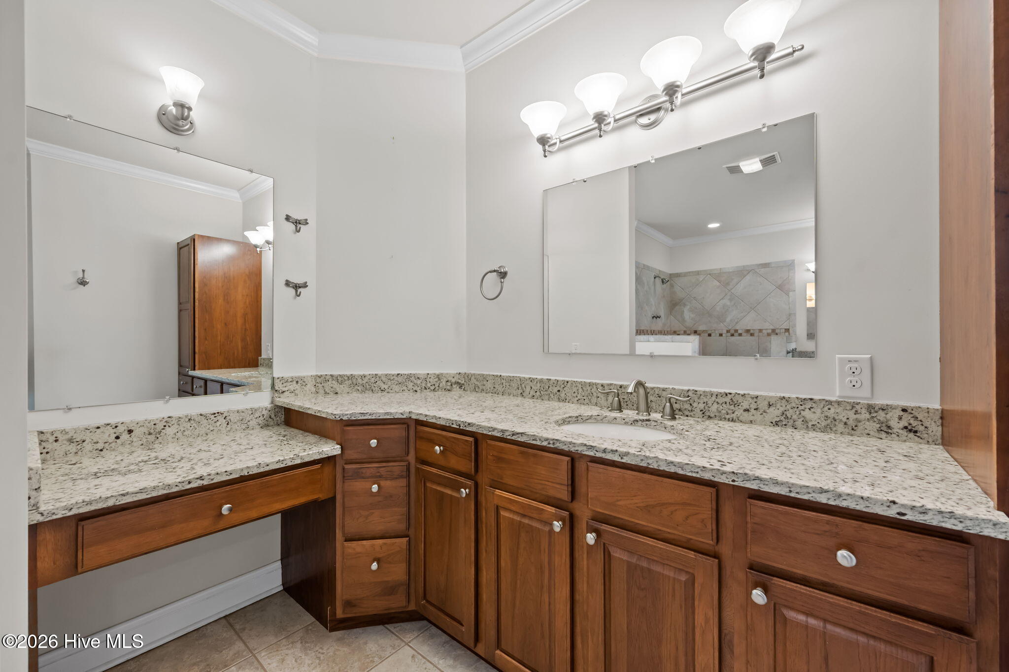 100562533 | Photo 41