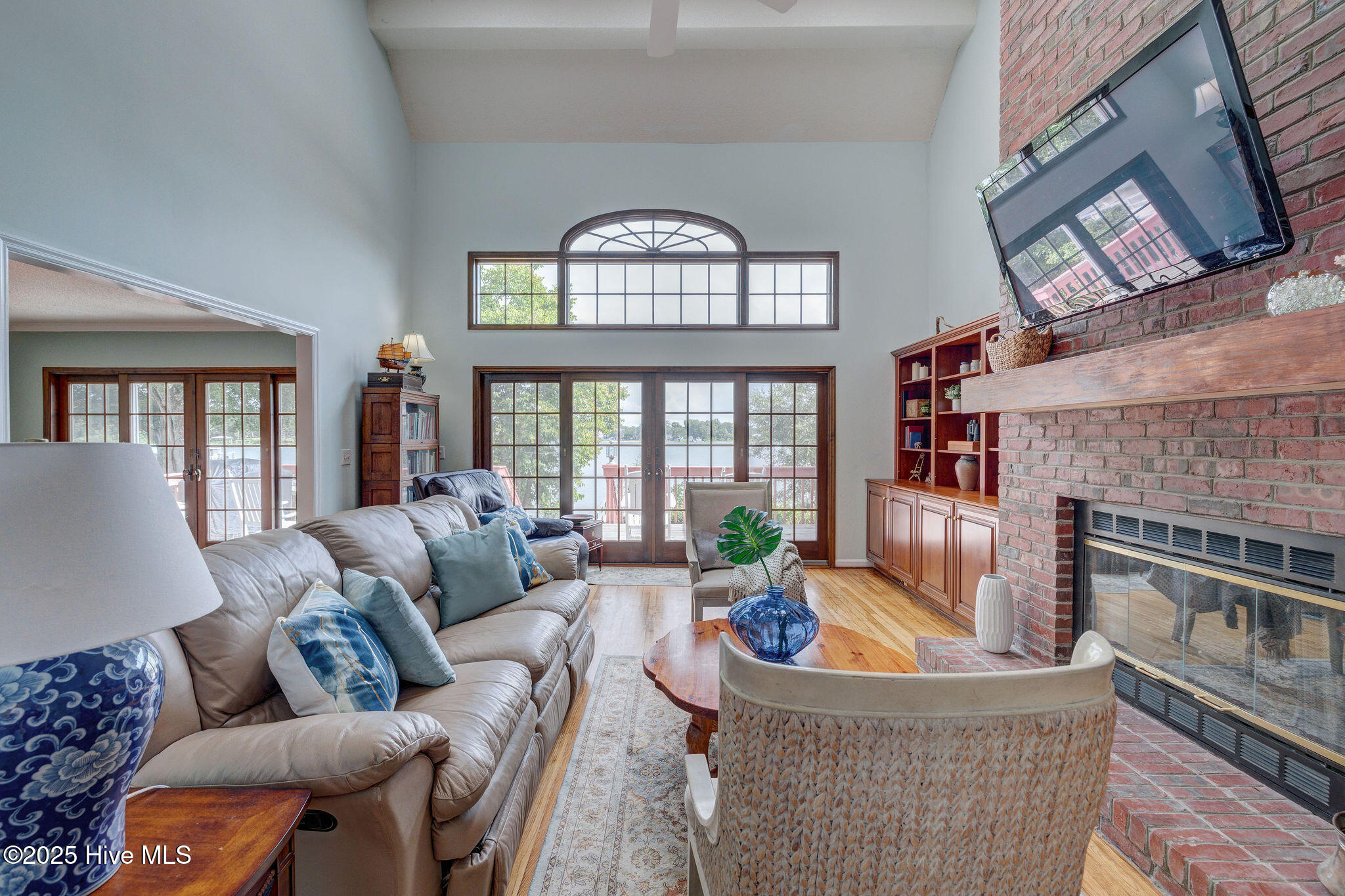 100519748 | Photo 33