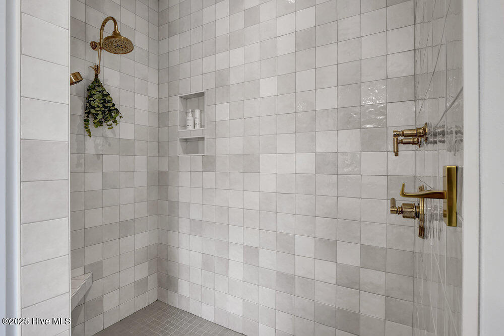 100520014 | Photo 33