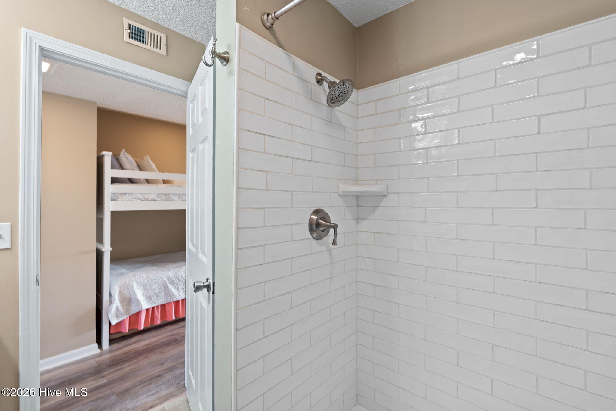 100568914 | Photo 17