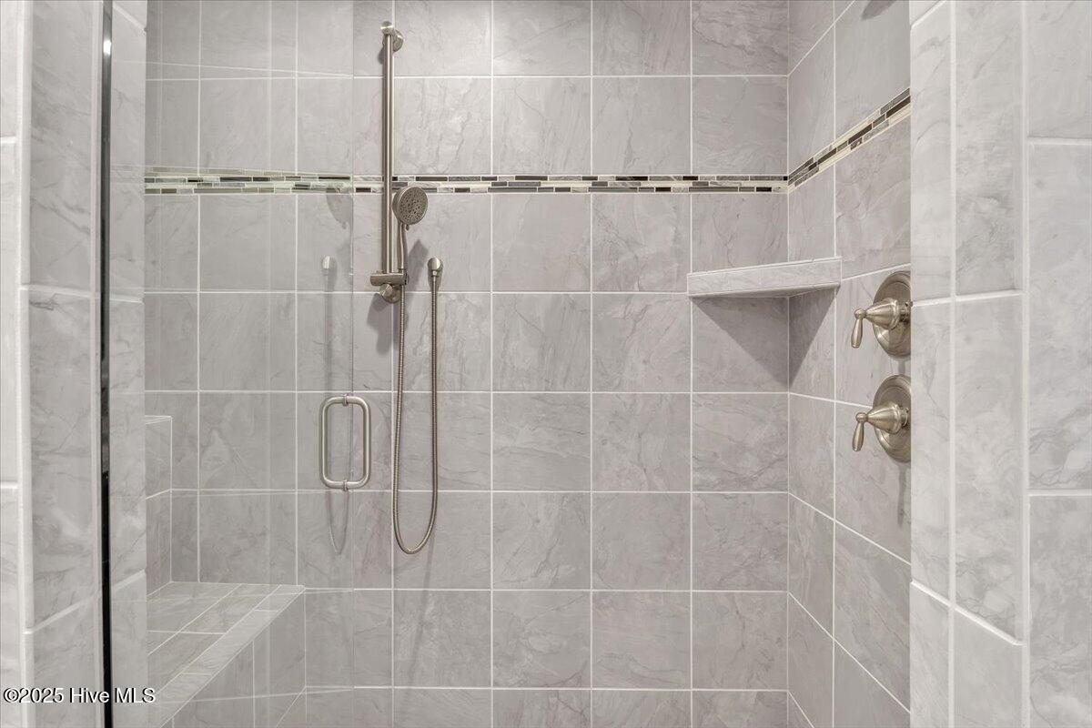 100527091 | Photo 33