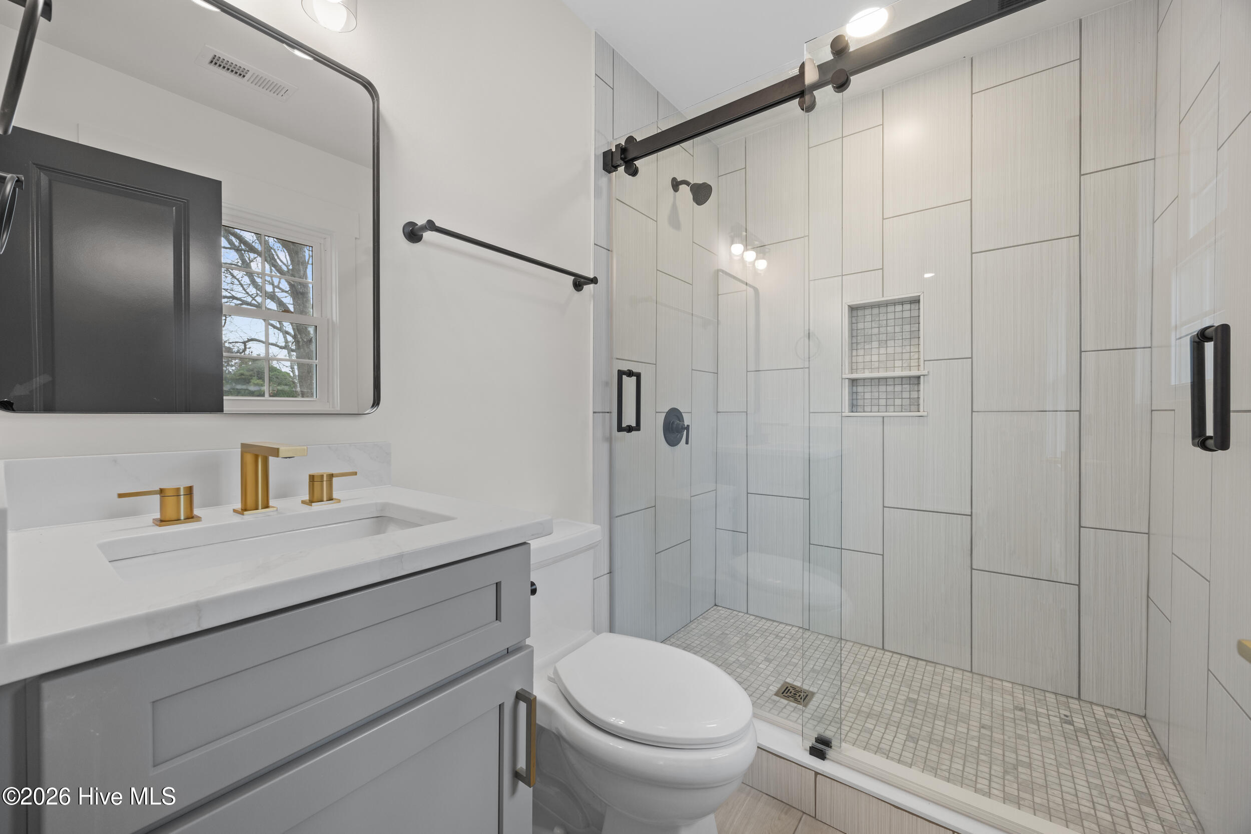 100556943 | Photo 24