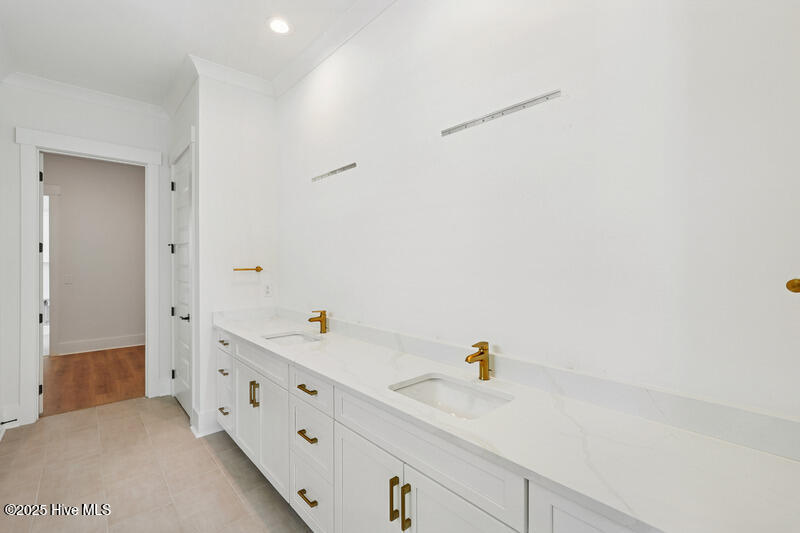 100521312 | Photo 15