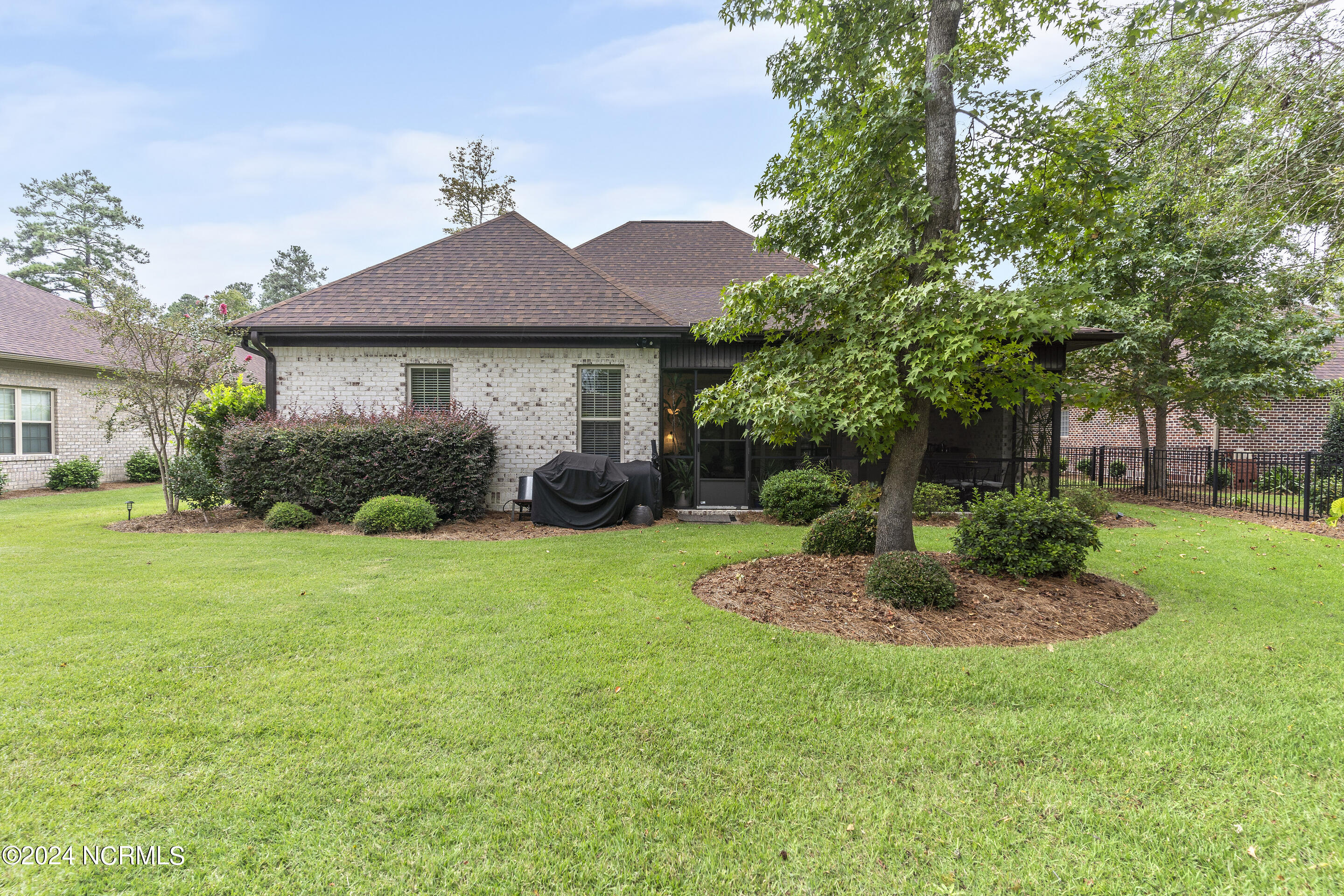 100554009 | Photo 35