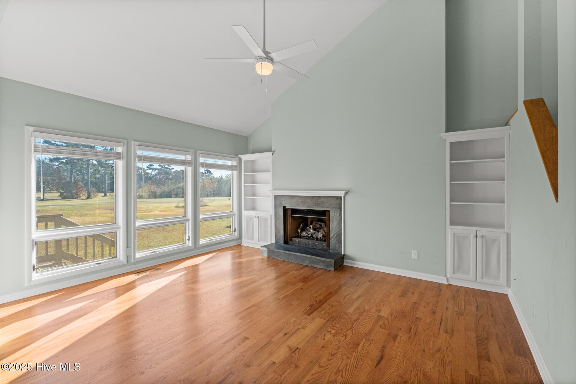 100526390 | Photo 24