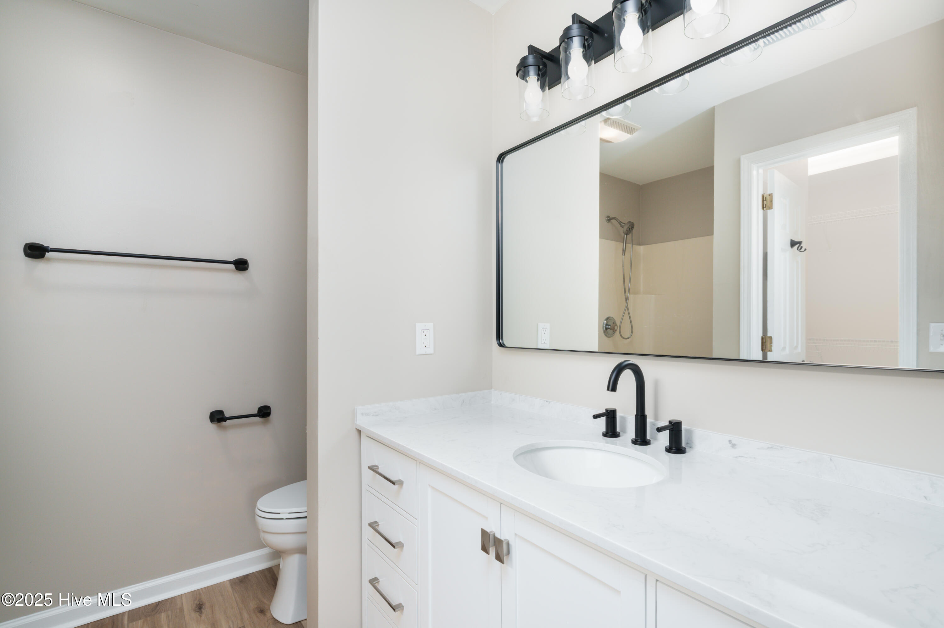 100530721 | Photo 15