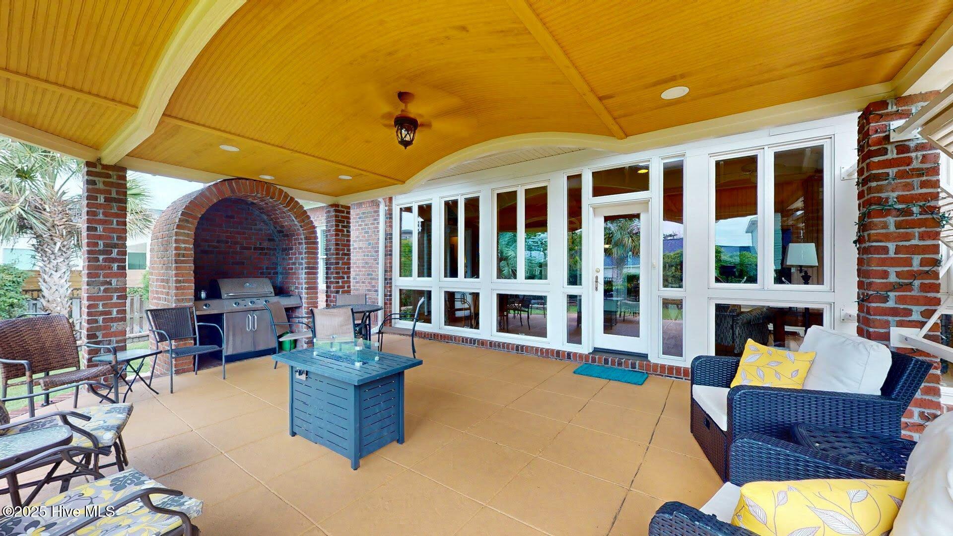 100528011 | Photo 25