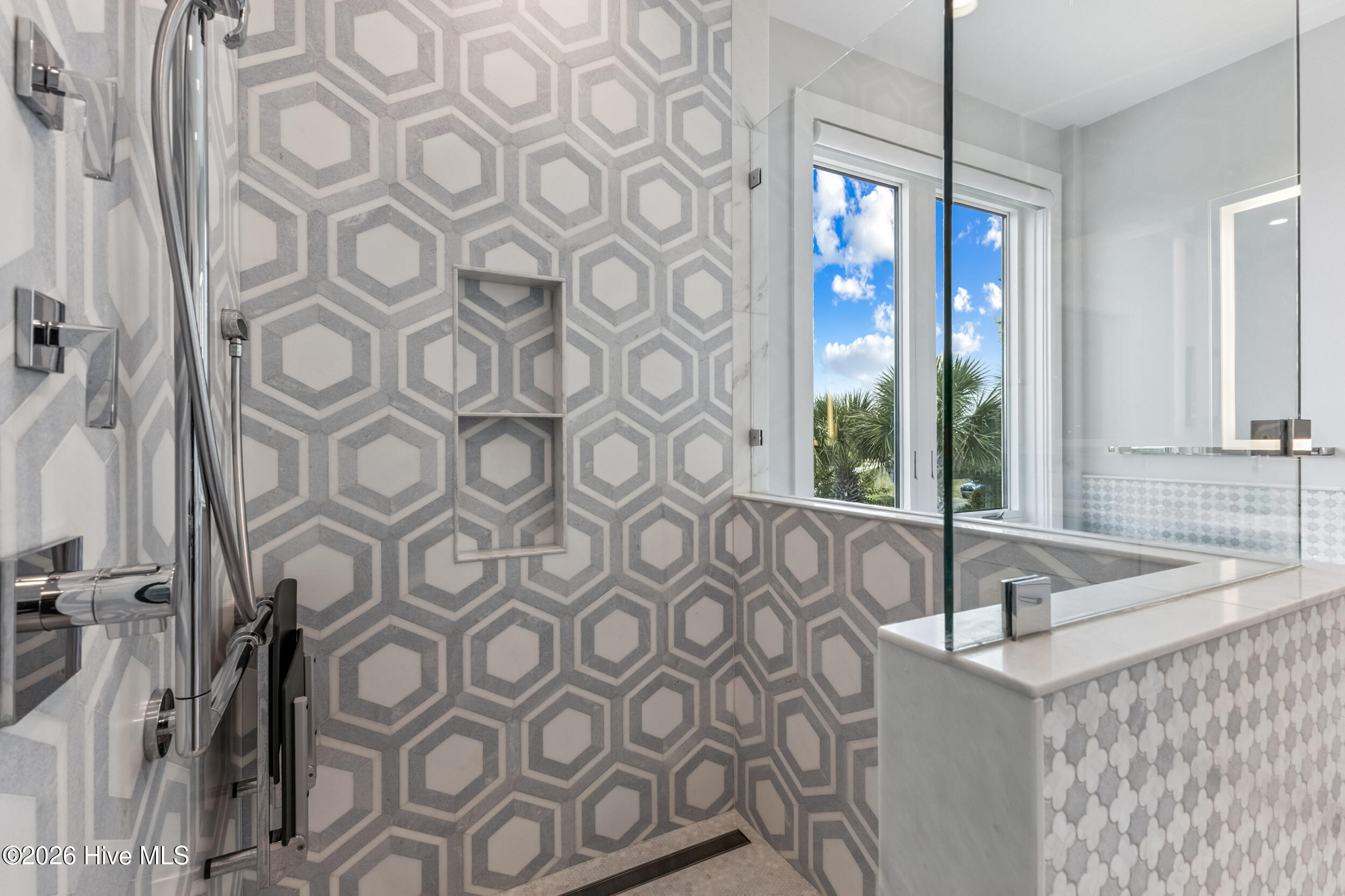 100560711 | Photo 28