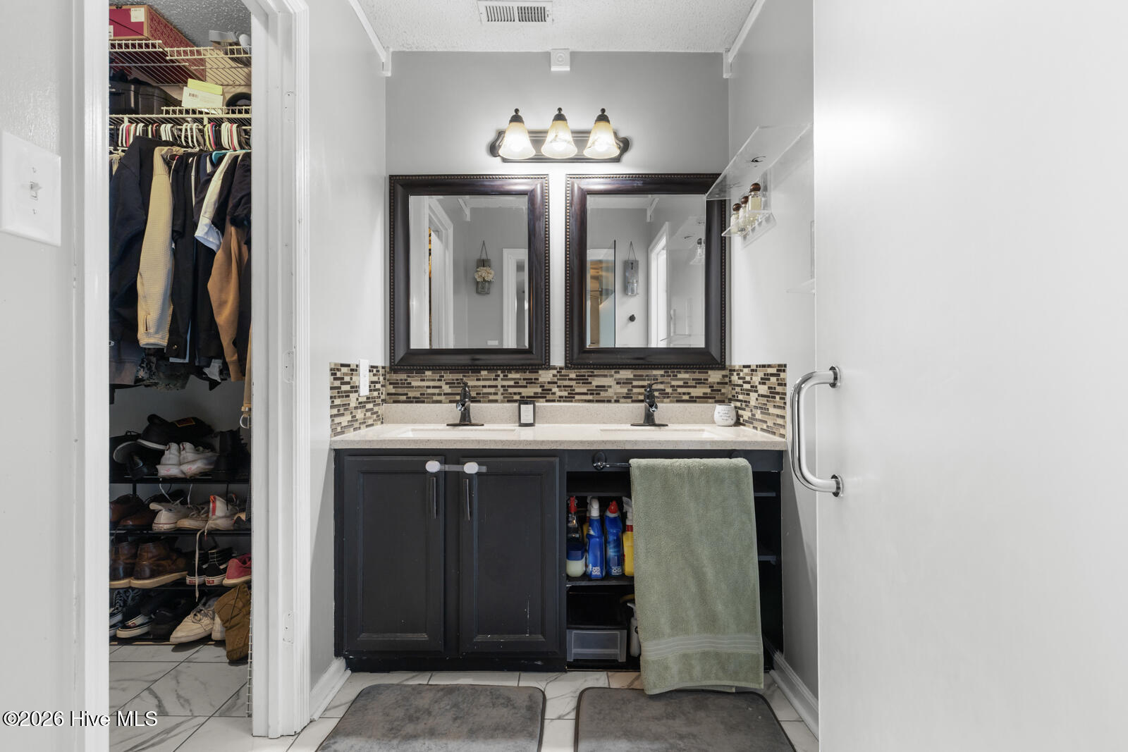 100570070 | Photo 17