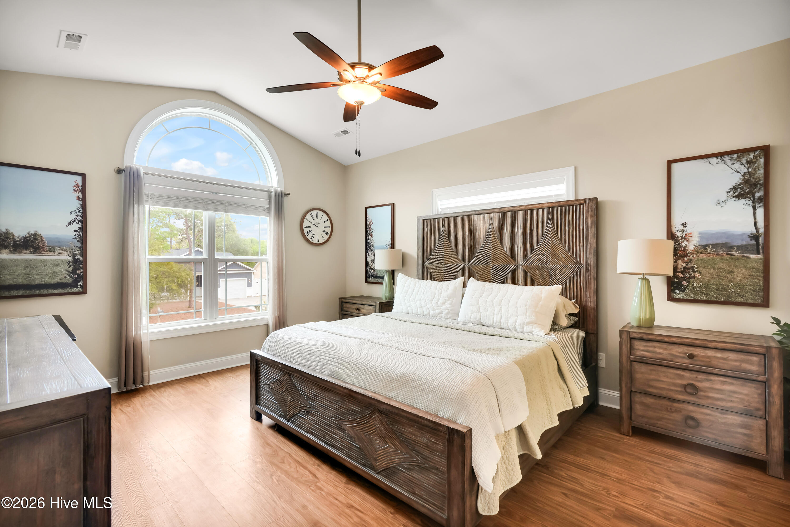 100570261 | Photo 14