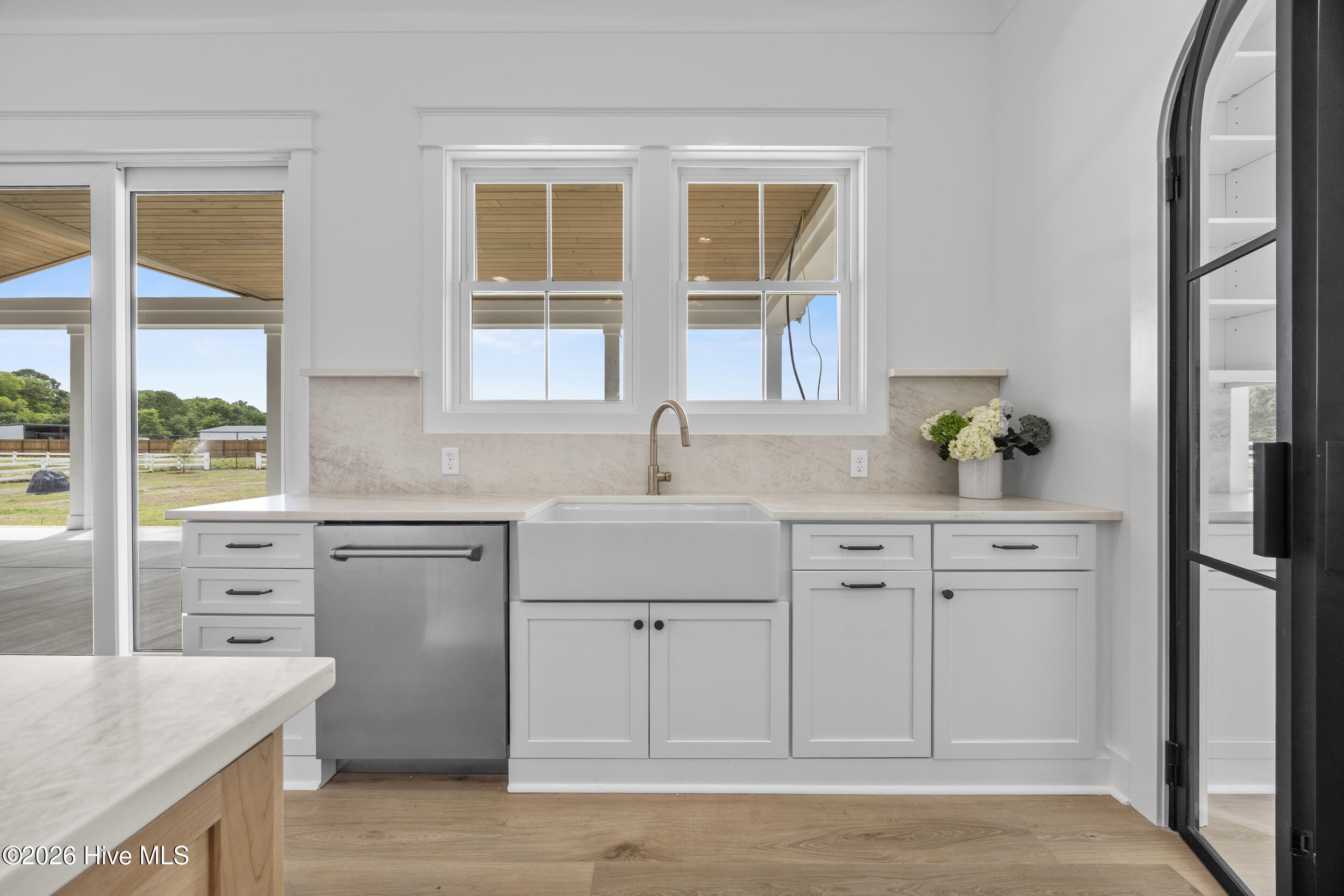 100570401 | Photo 25