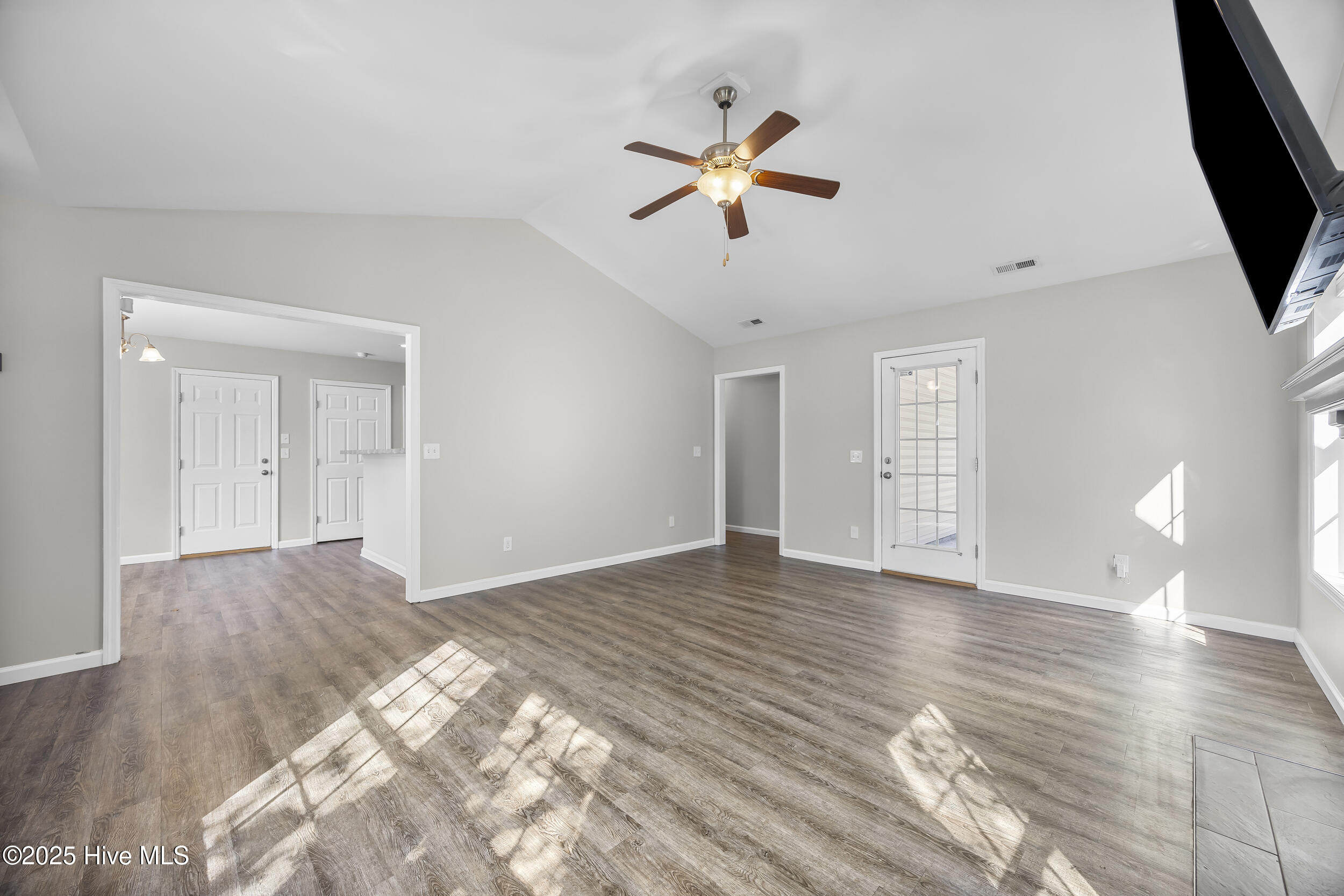 100533405 | Photo 14