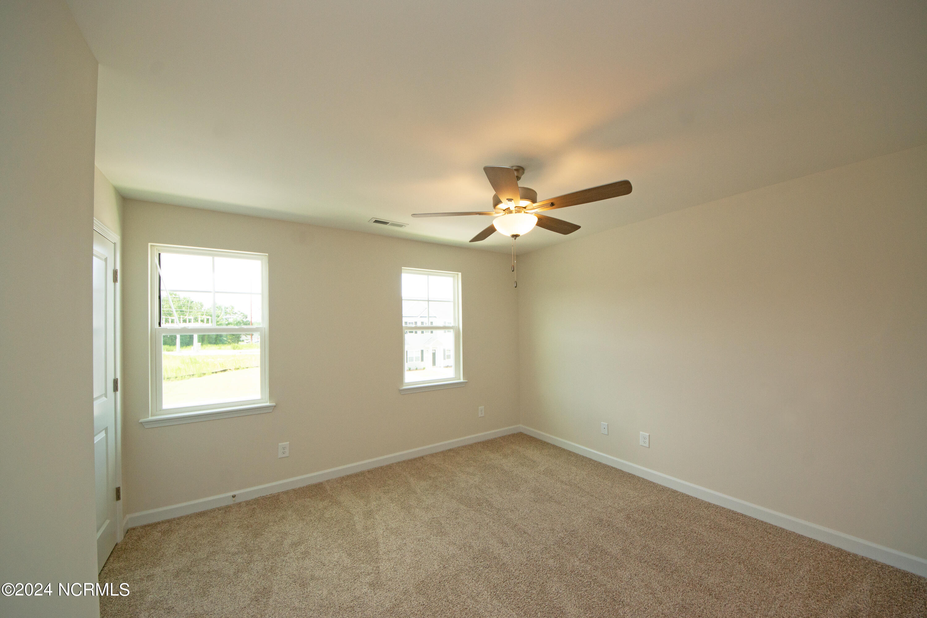 100561401 | Photo 25