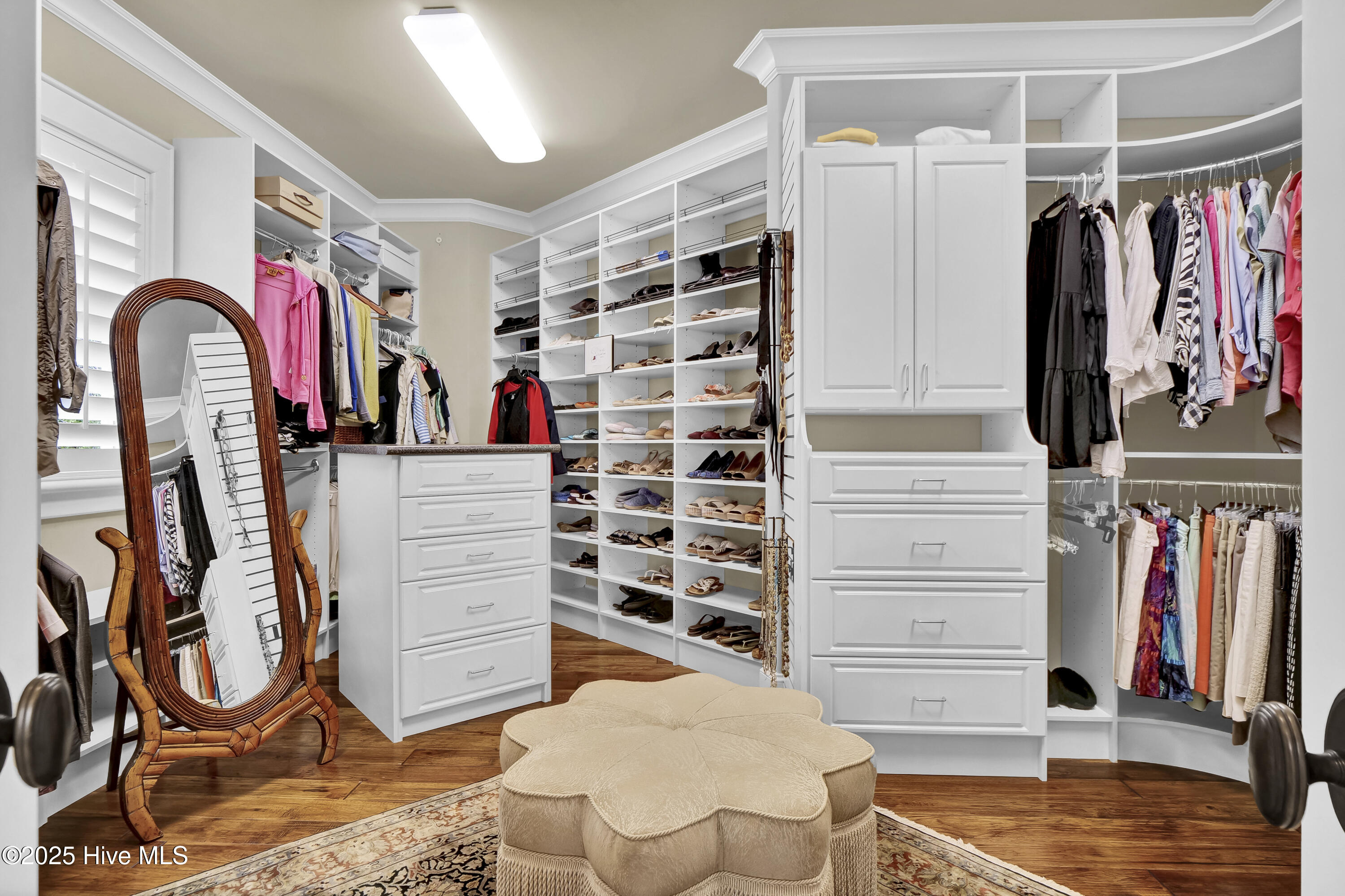 100504113 | Photo 35