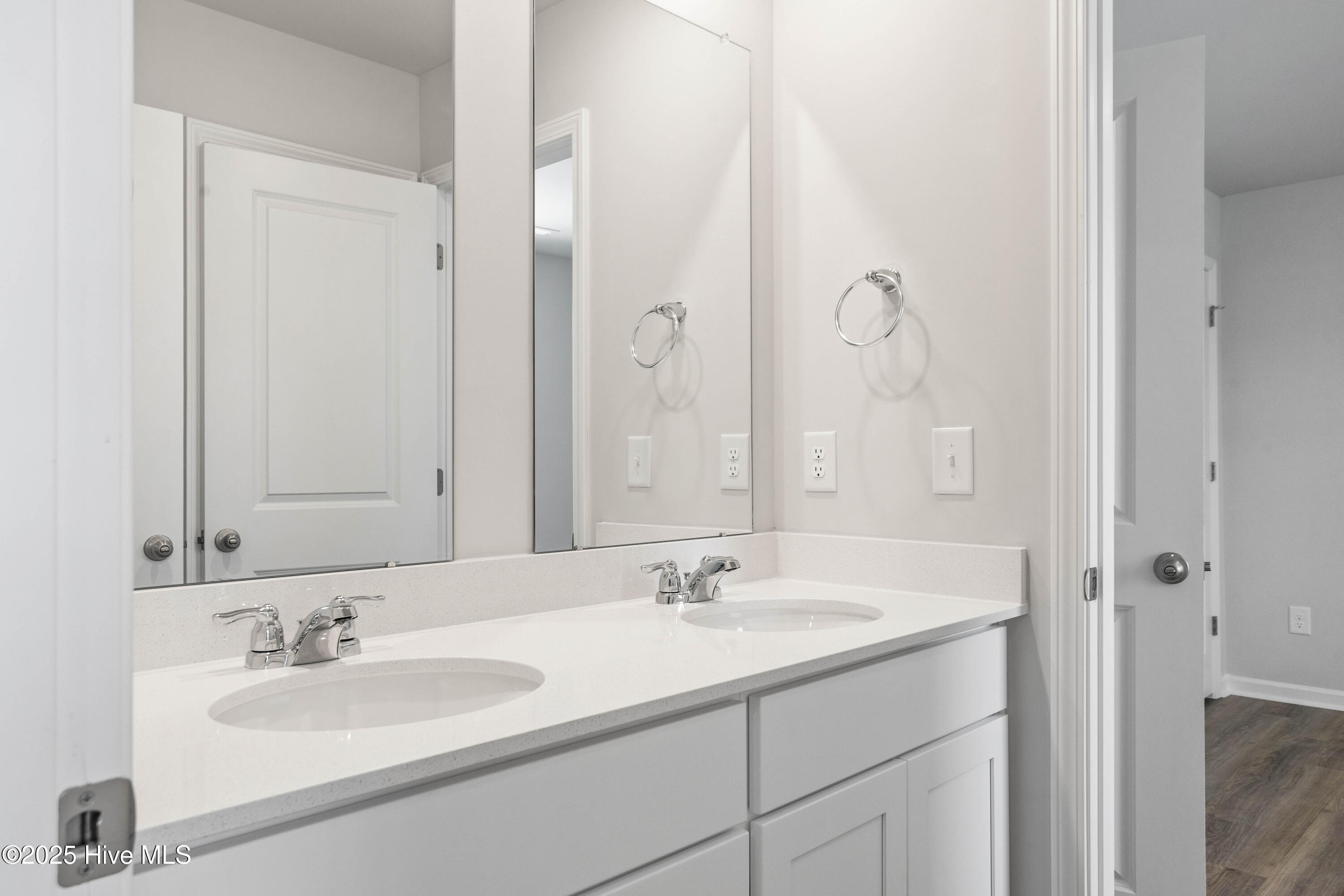 100524204 | Photo 22