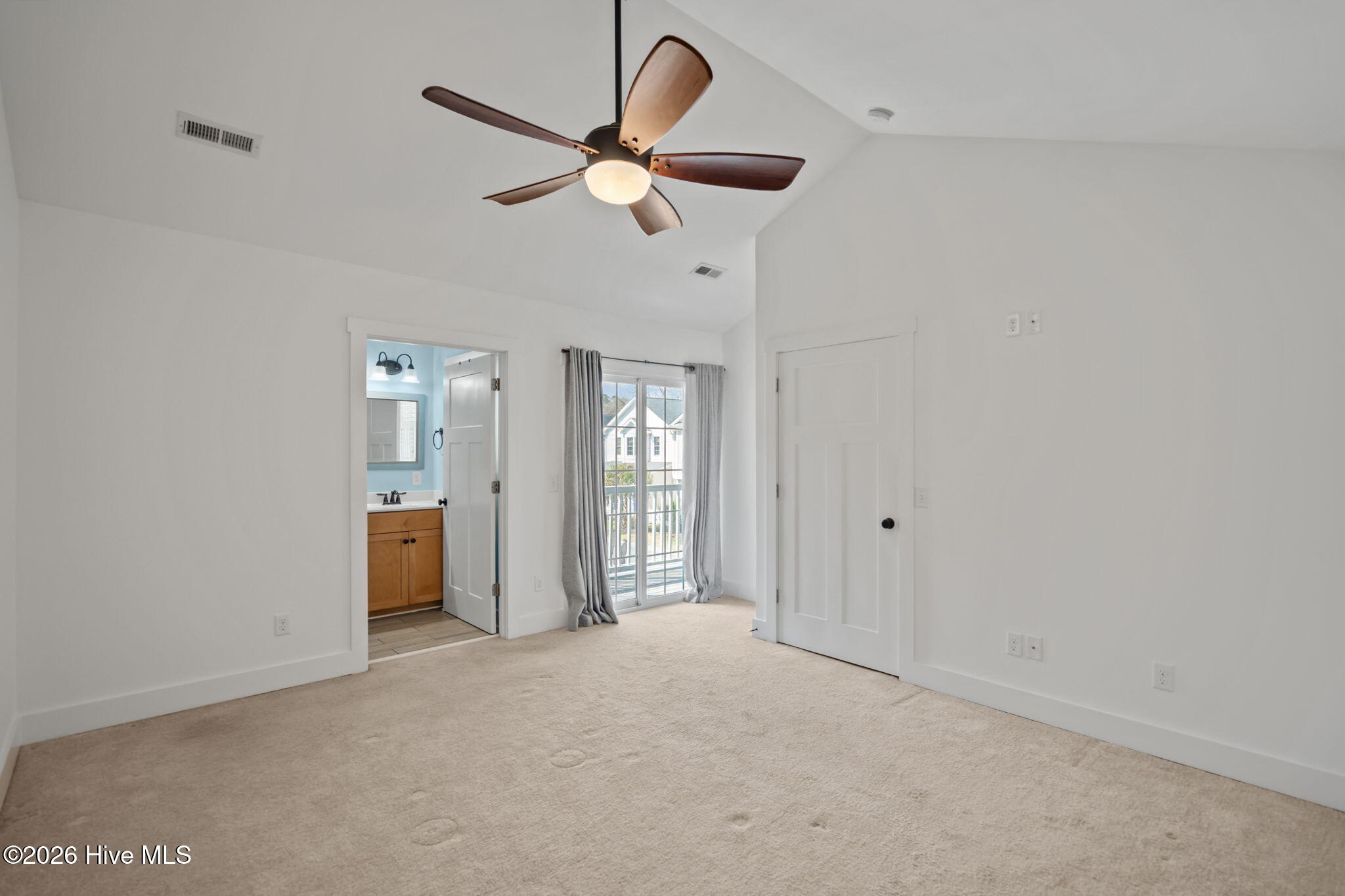 100559197 | Photo 40