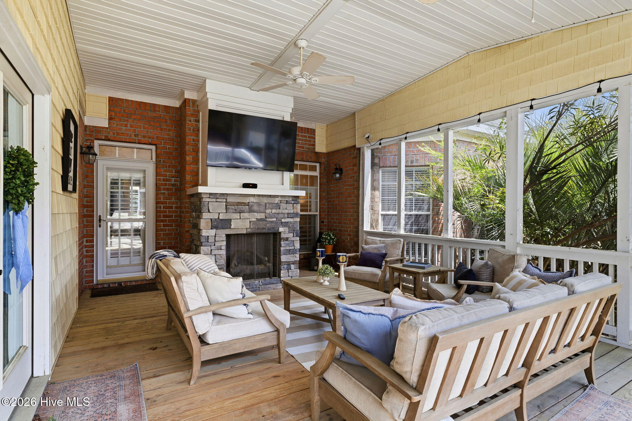 100561515 | Photo 93