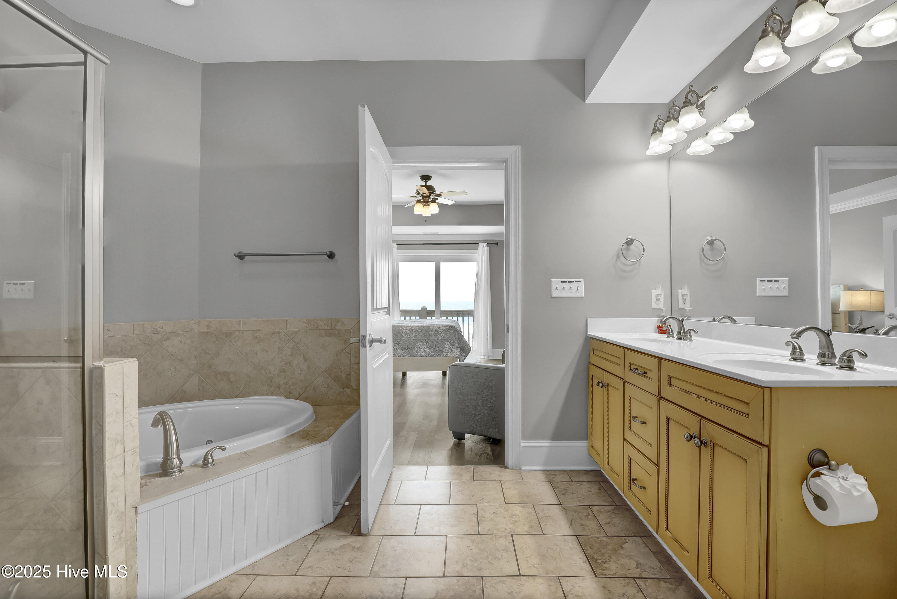 100538324 | Photo 34