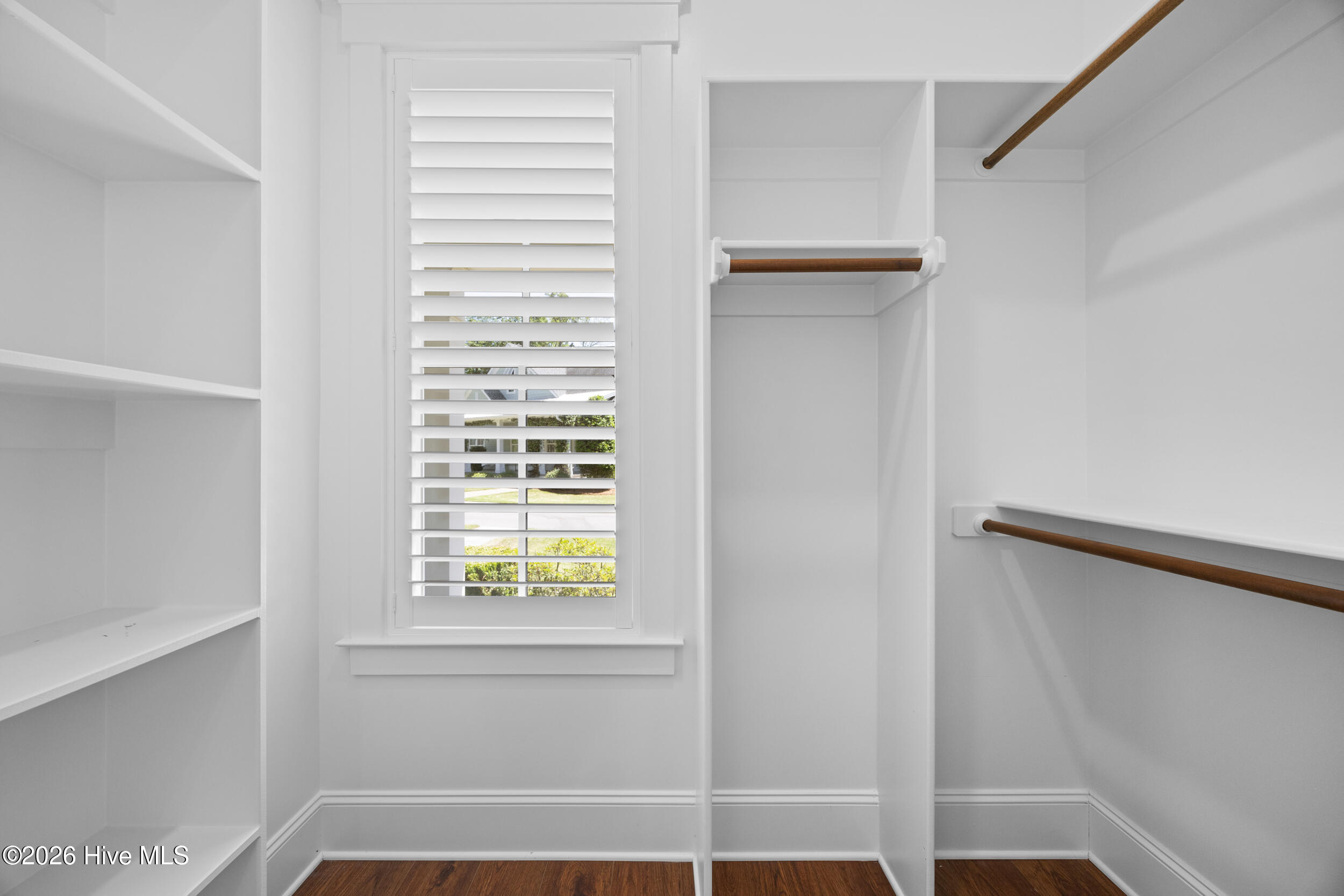 100569354 | Photo 32