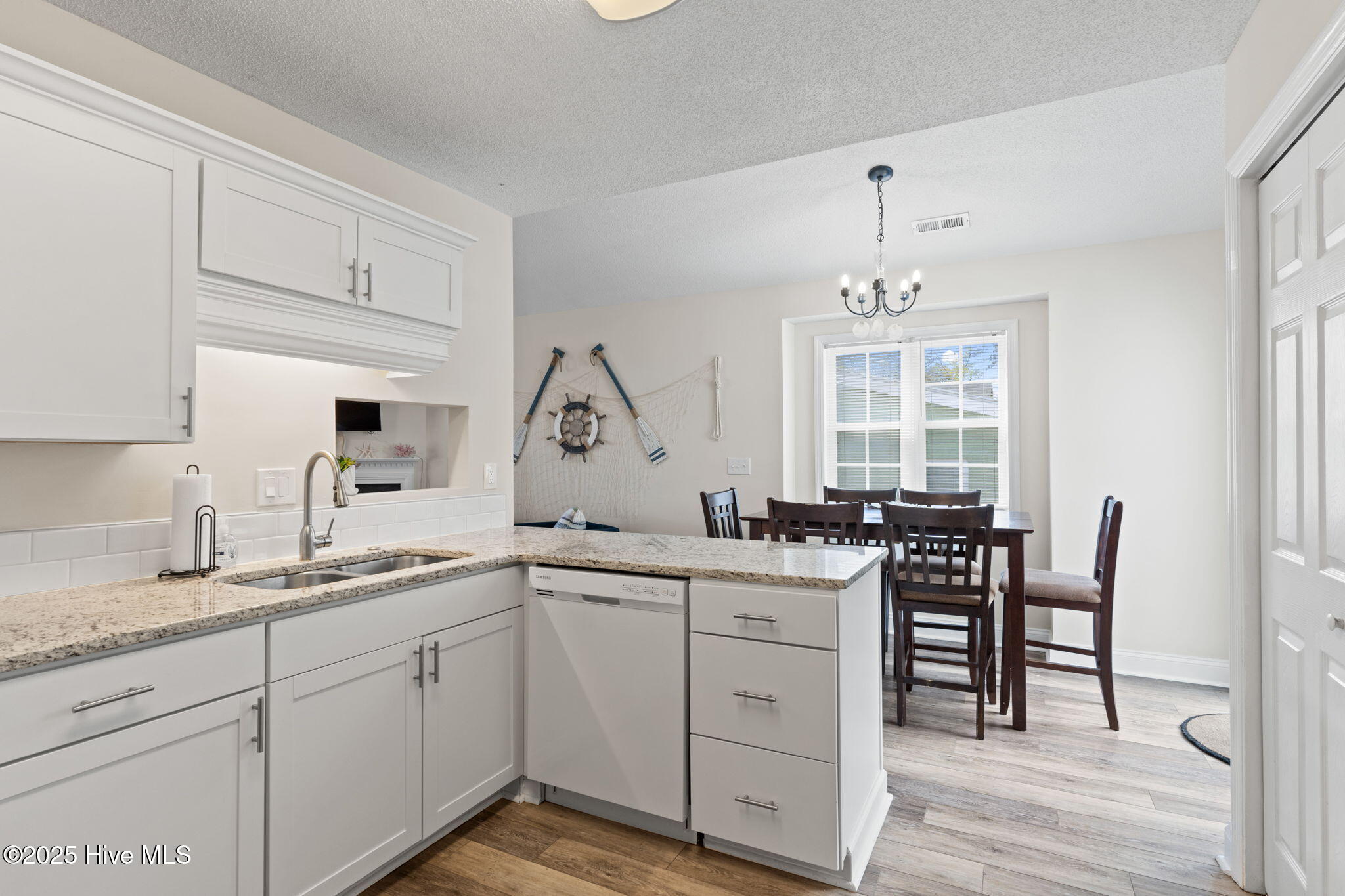 100558443 | Photo 11