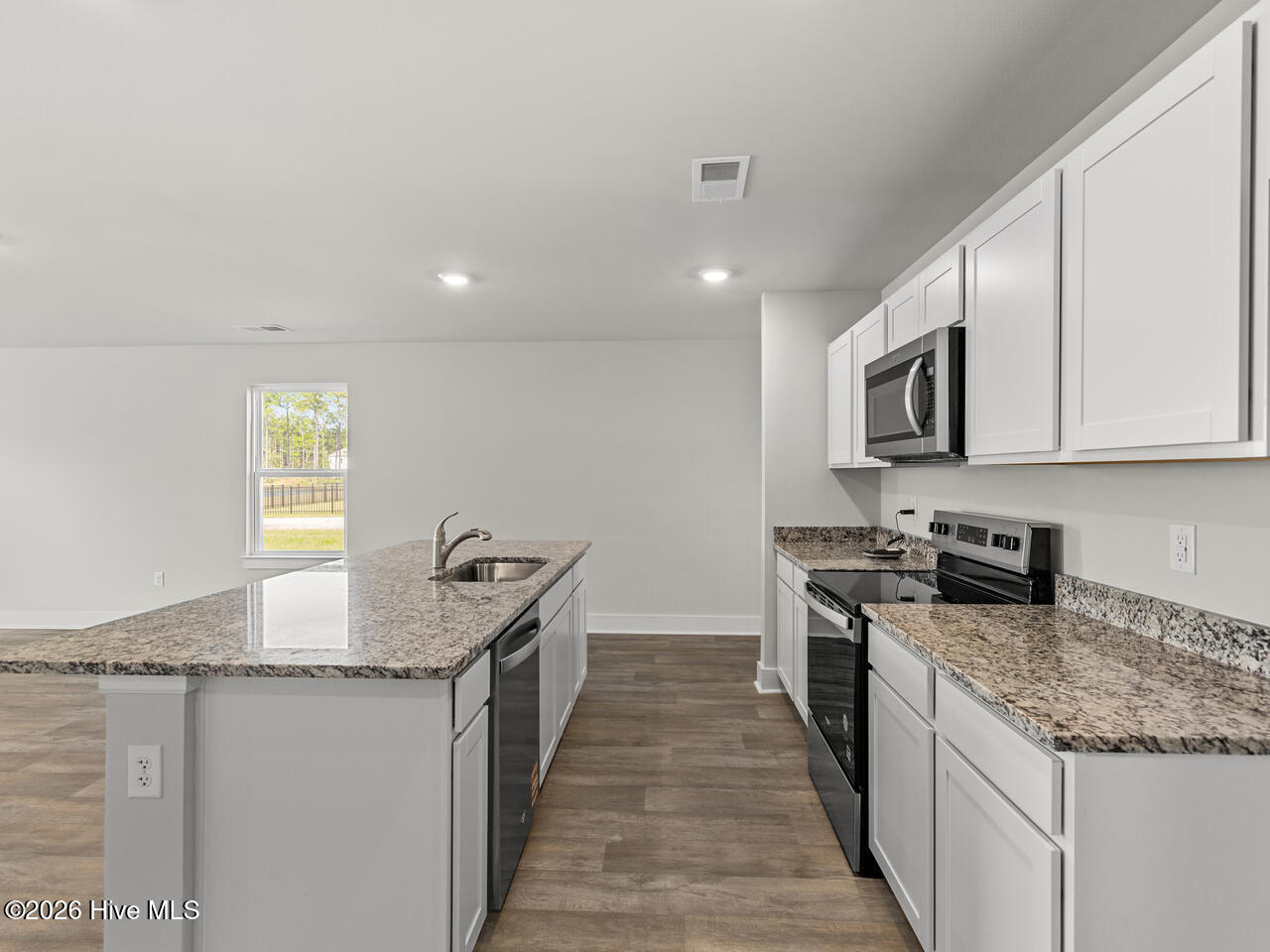 100545600 | Photo 11