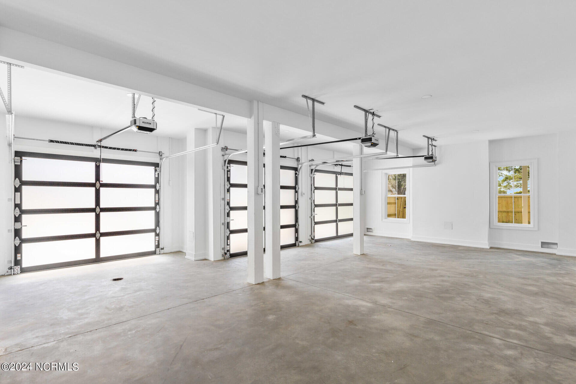 100548615 | Photo 65