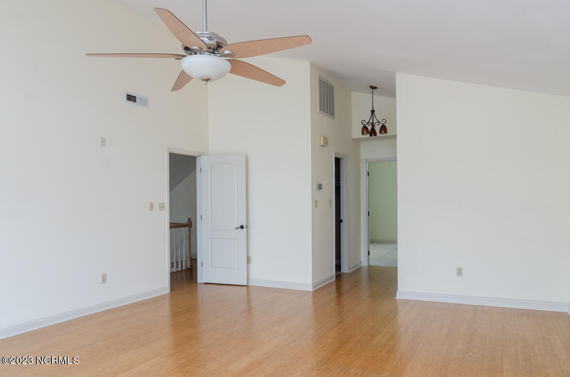 100568383 | Photo 18