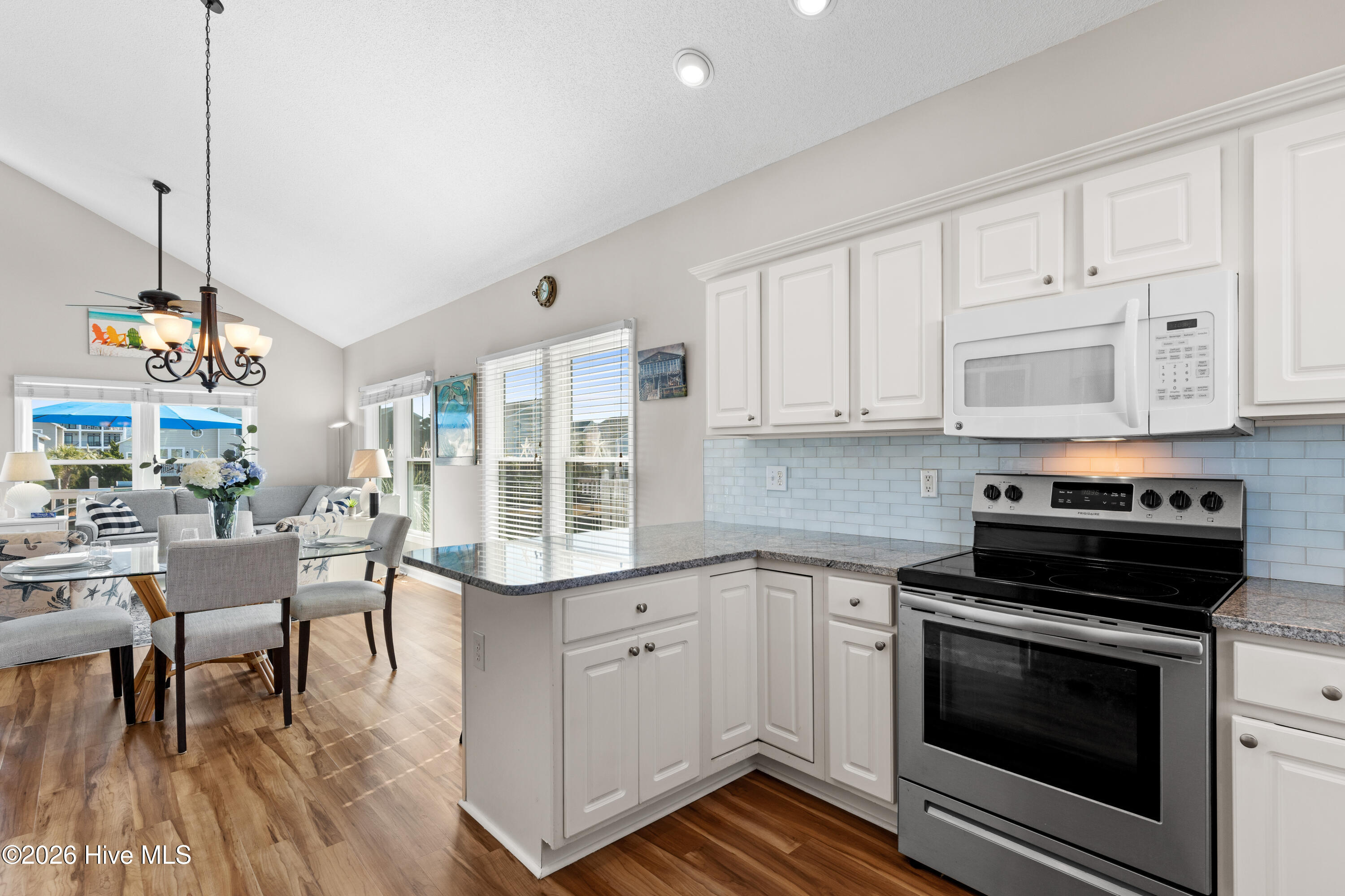 100560754 | Photo 26