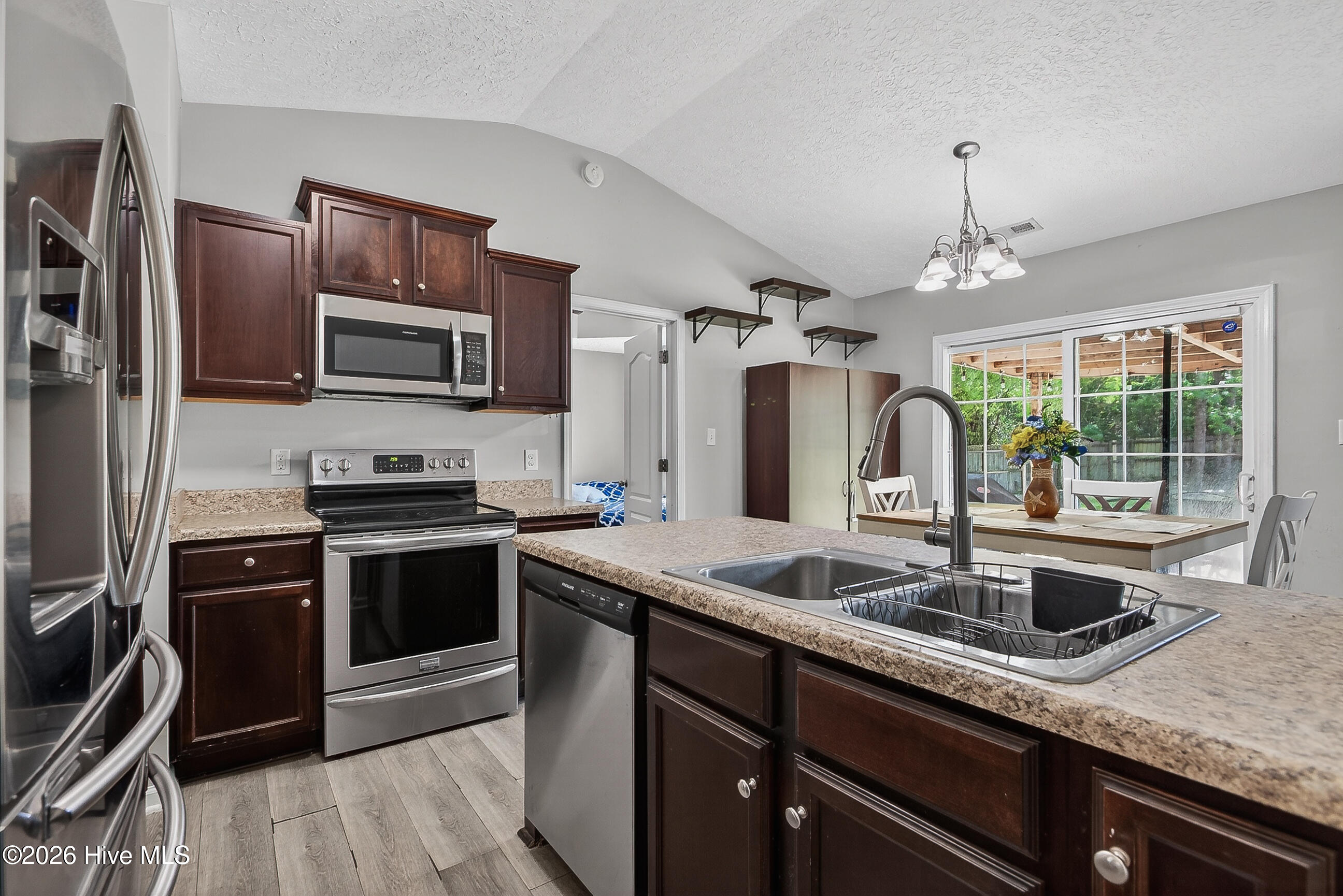 100569202 | Photo 11