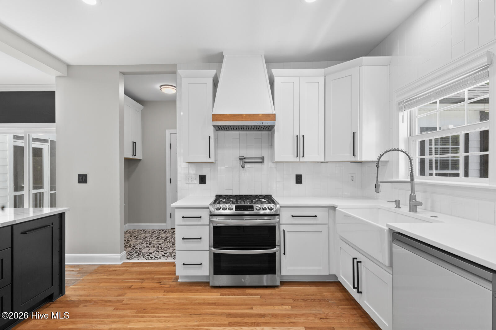 100569189 | Photo 18