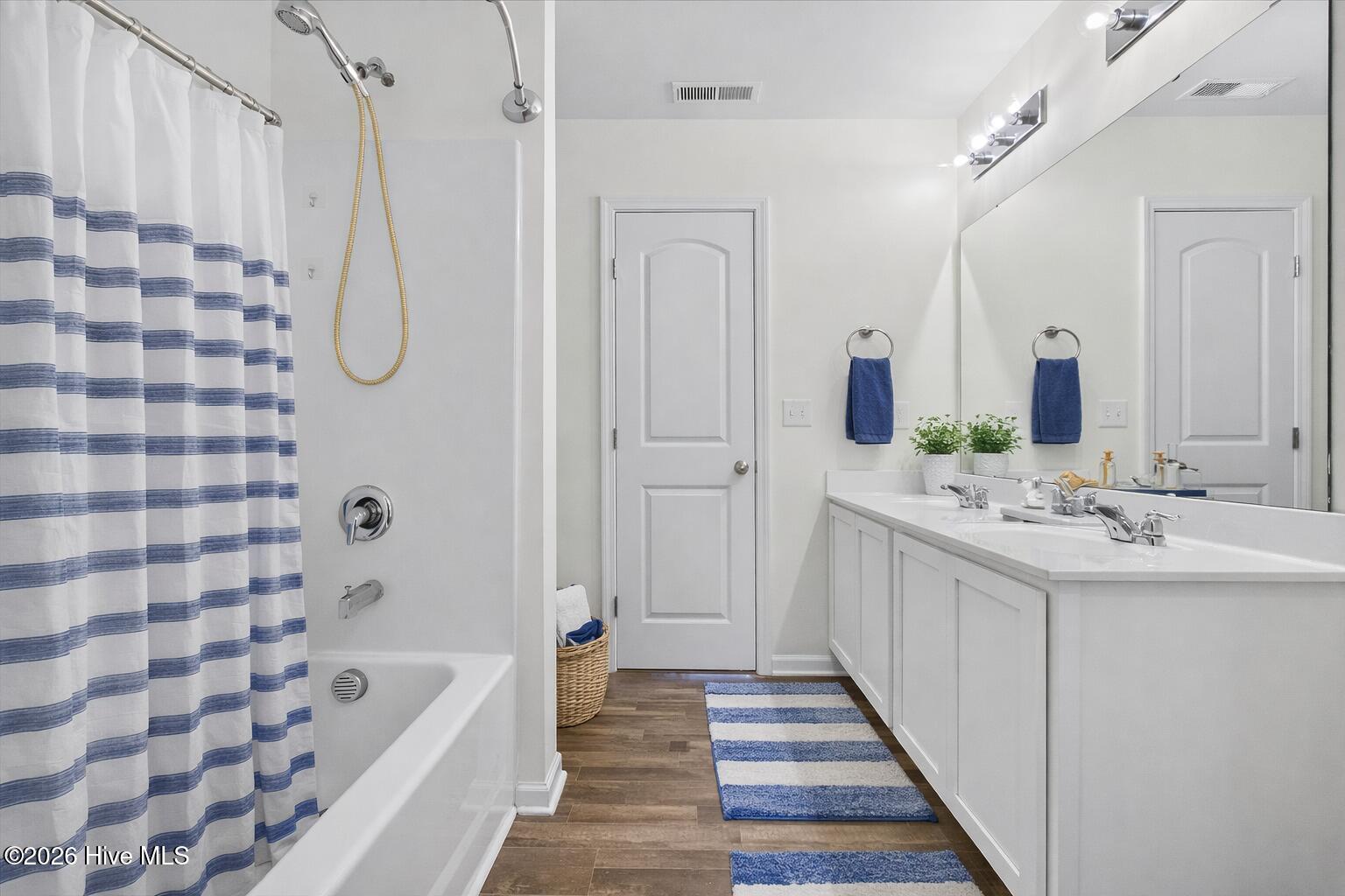 100540215 | Photo 23