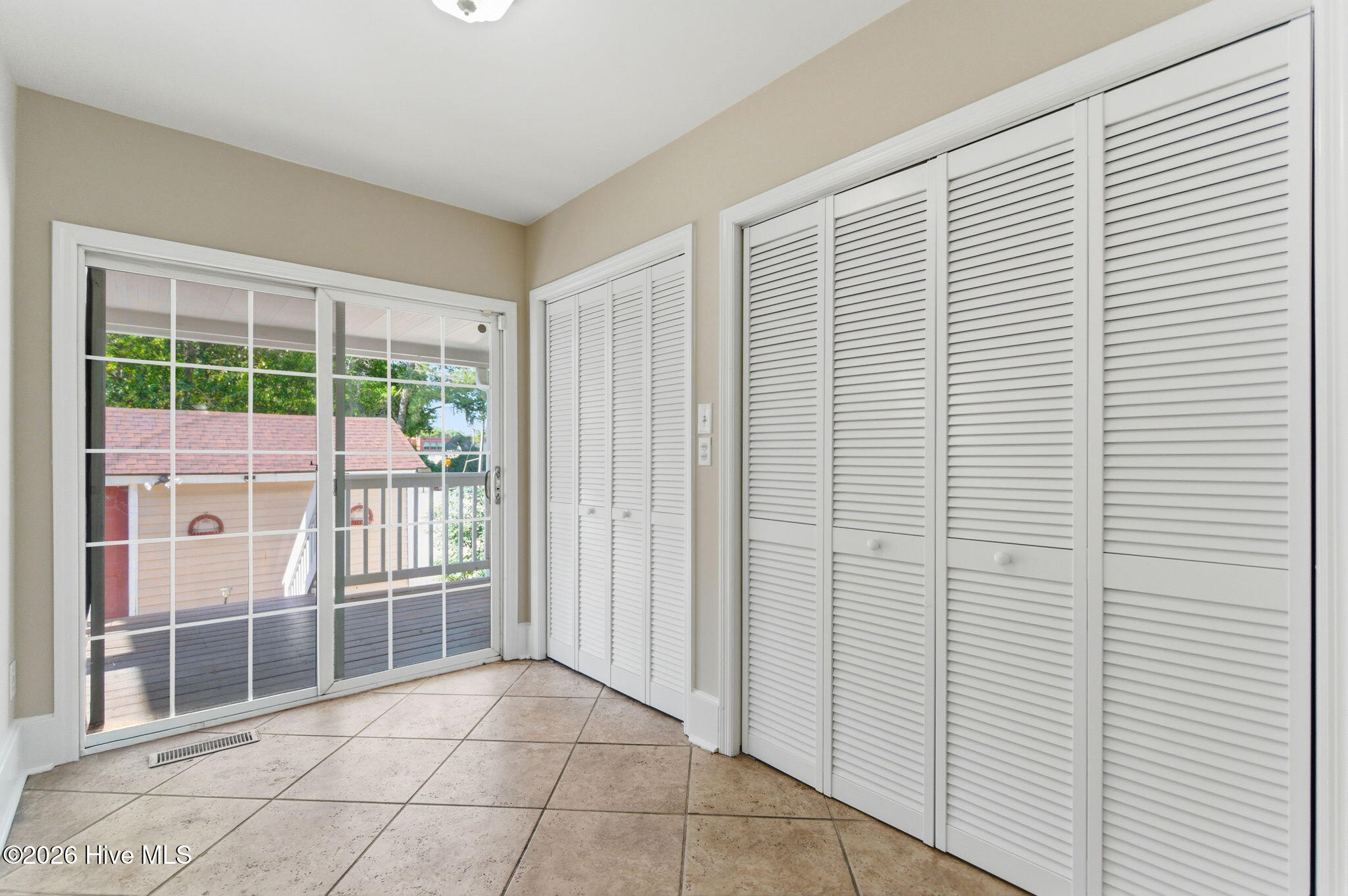 100569211 | Photo 26