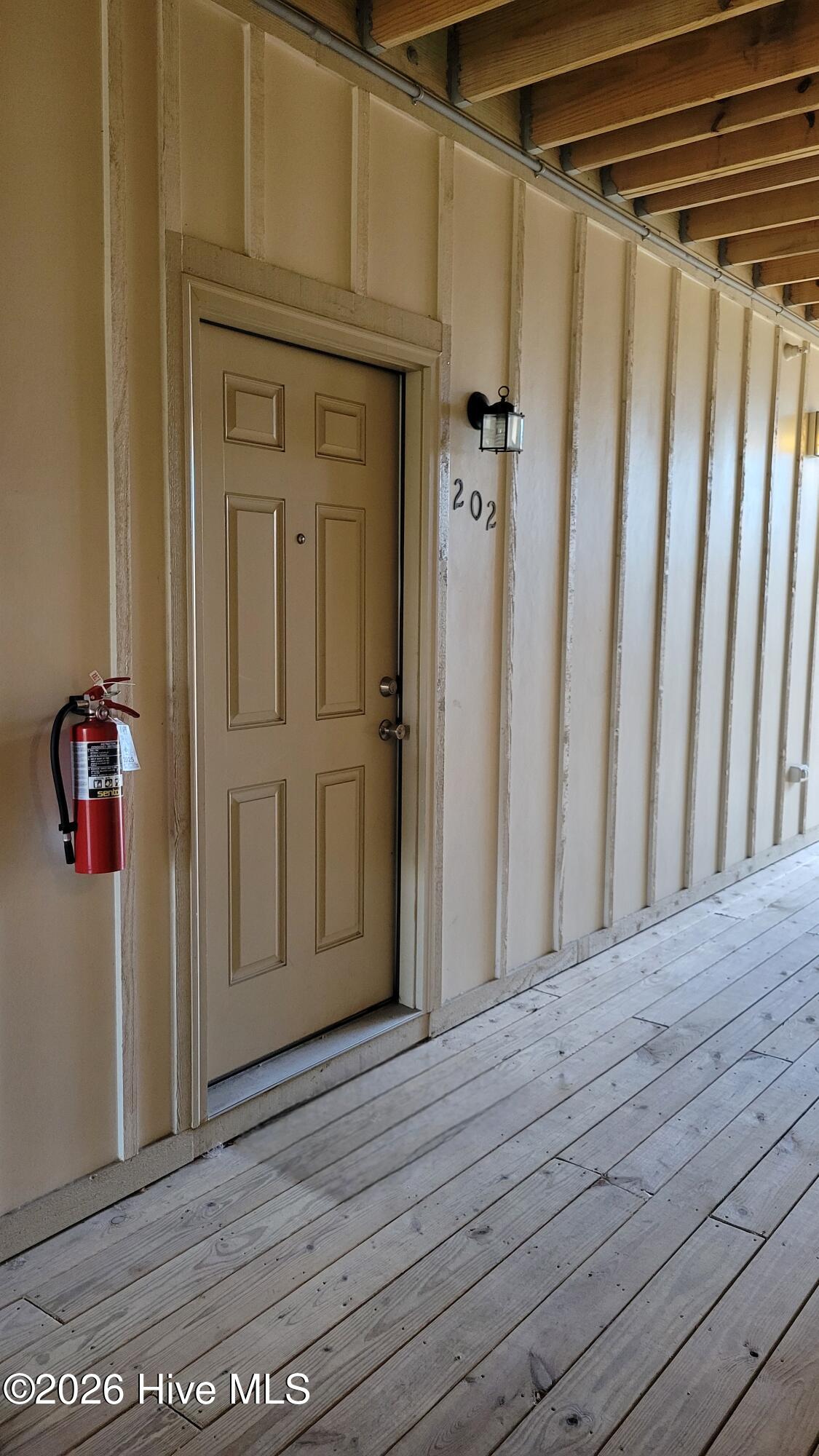 100548453 | Photo 15