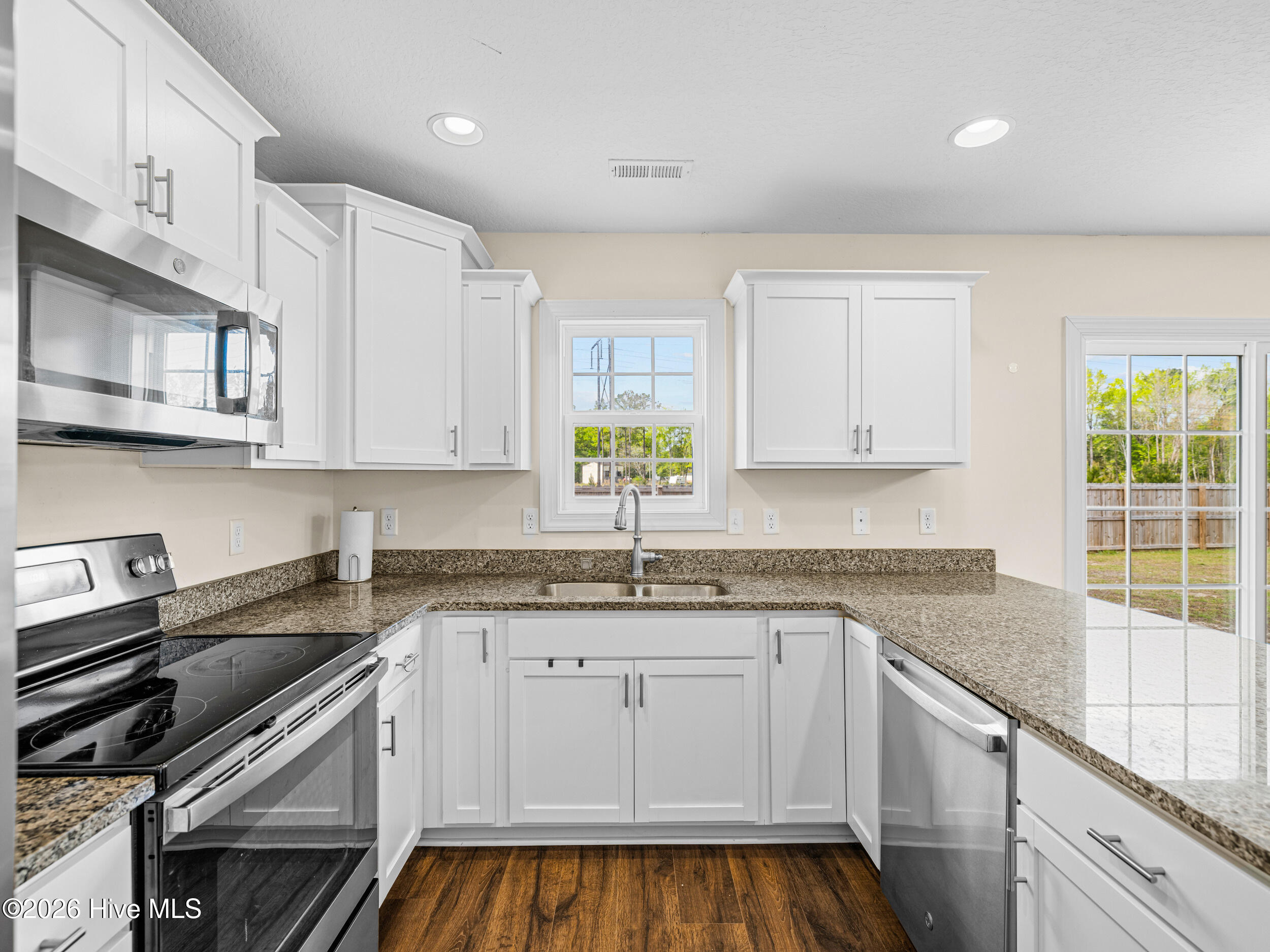 100567423 | Photo 22