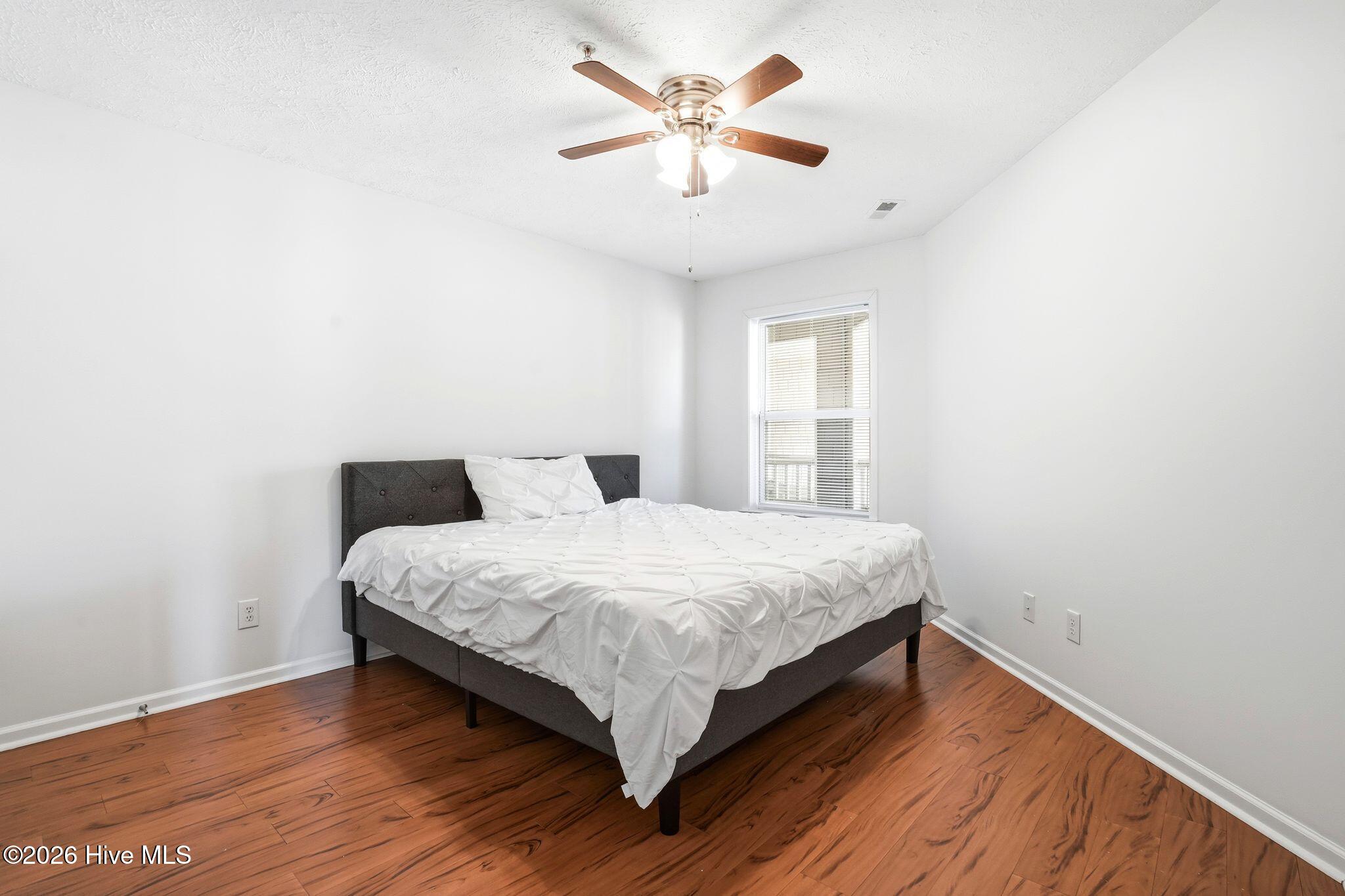 100565628 | Photo 26