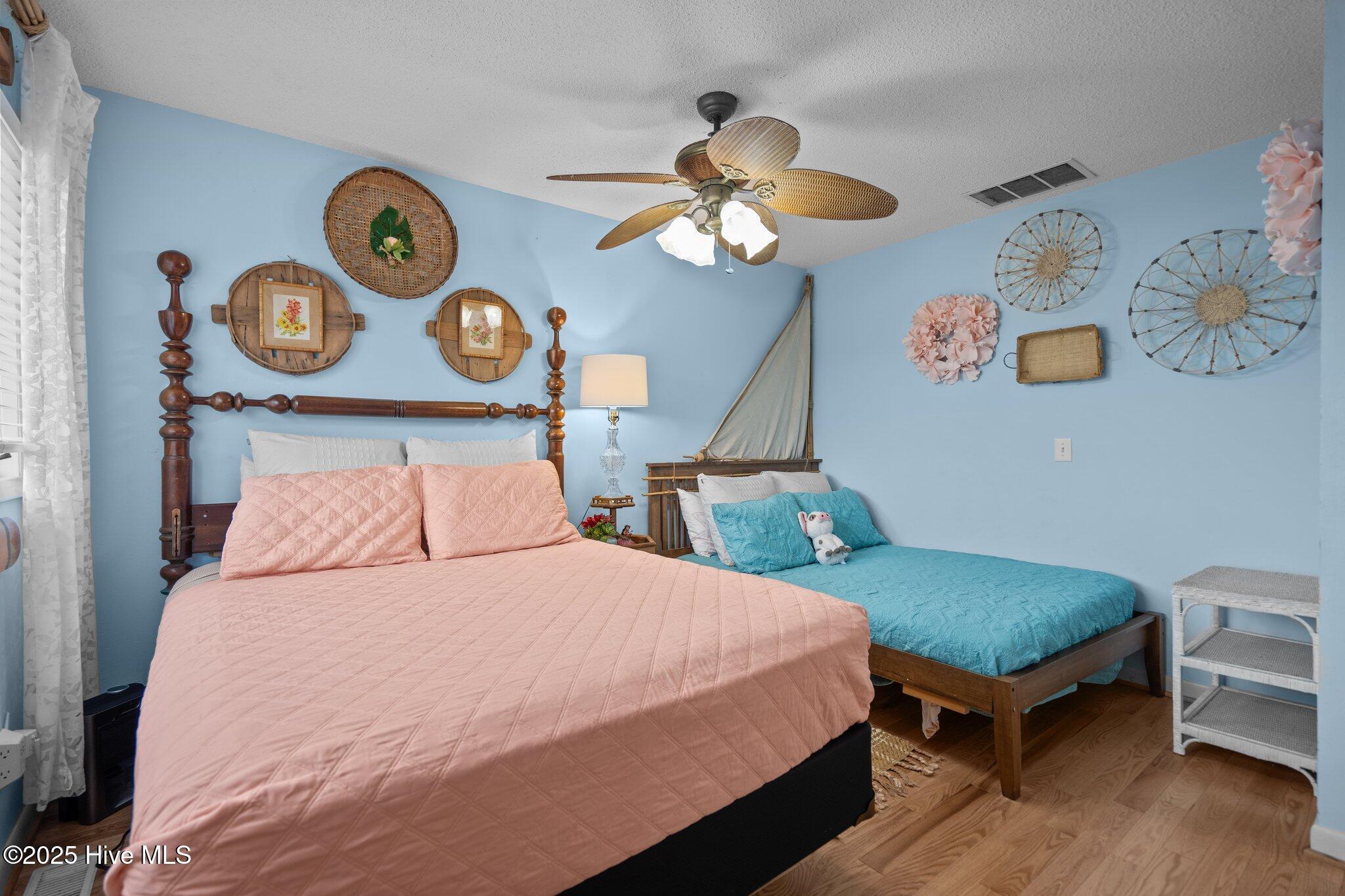 100564100 | Photo 37