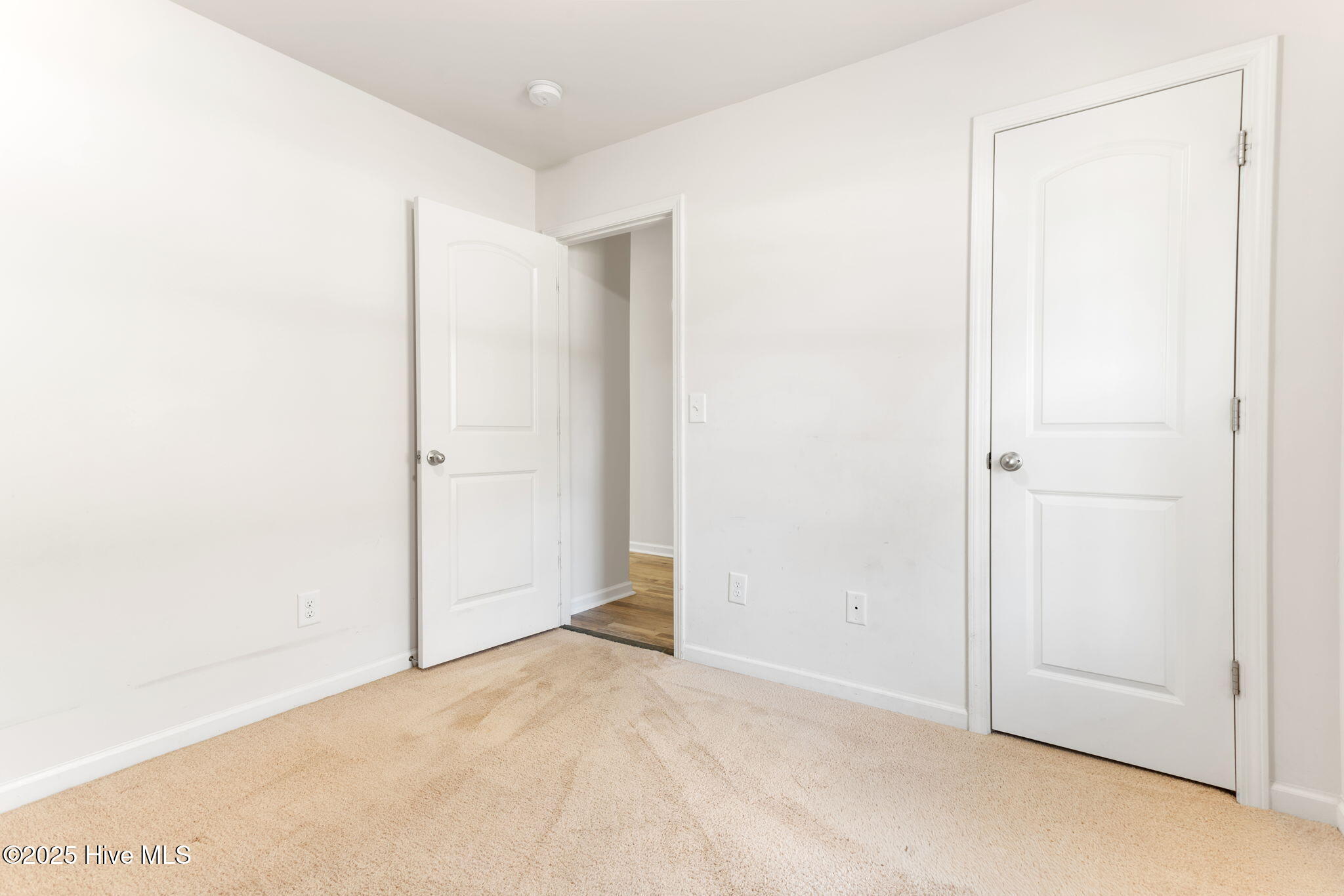 14-web-or-mls-2585-w-raleigh-blvd