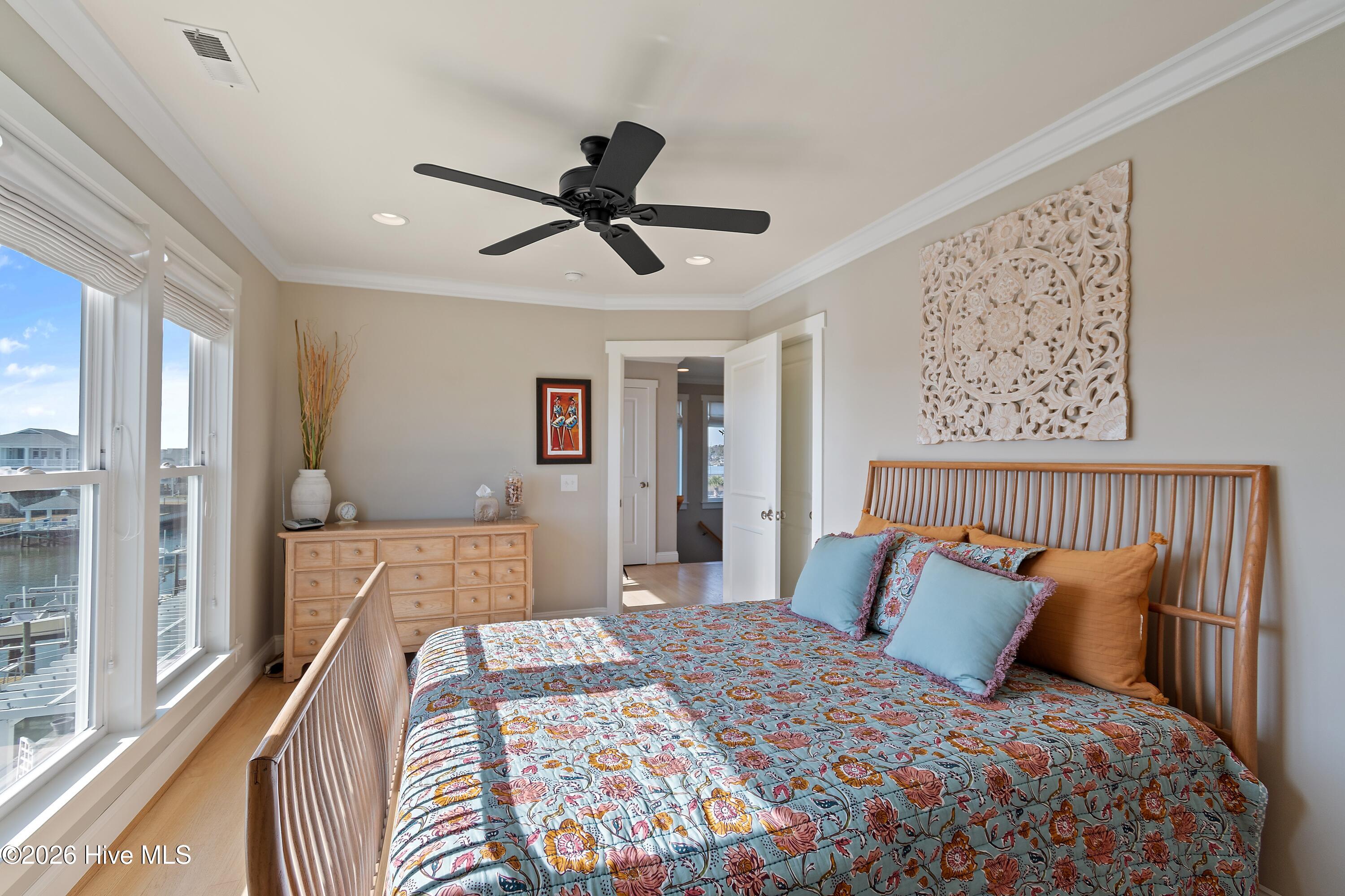 100547870 | Photo 38