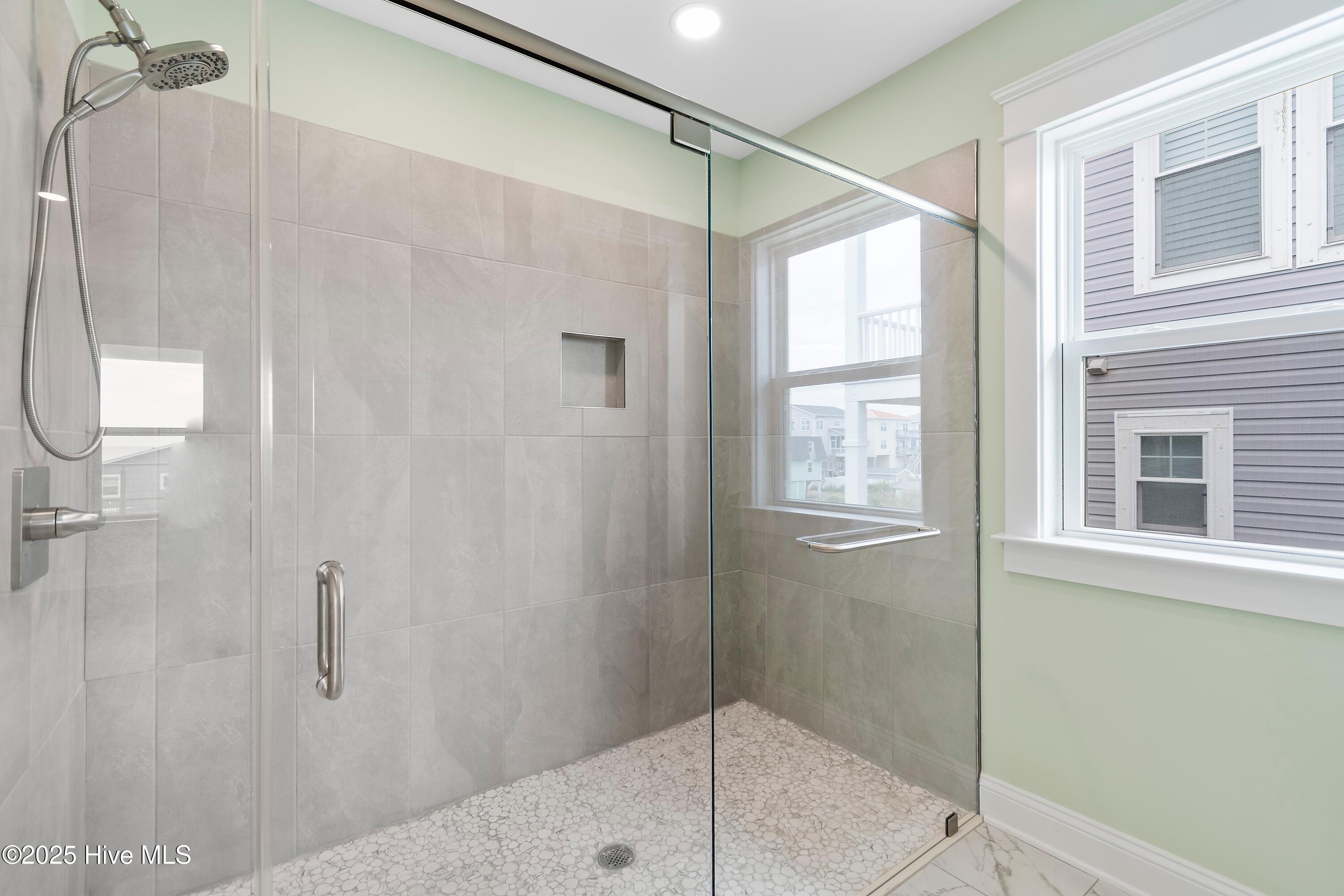 100549252 | Photo 41