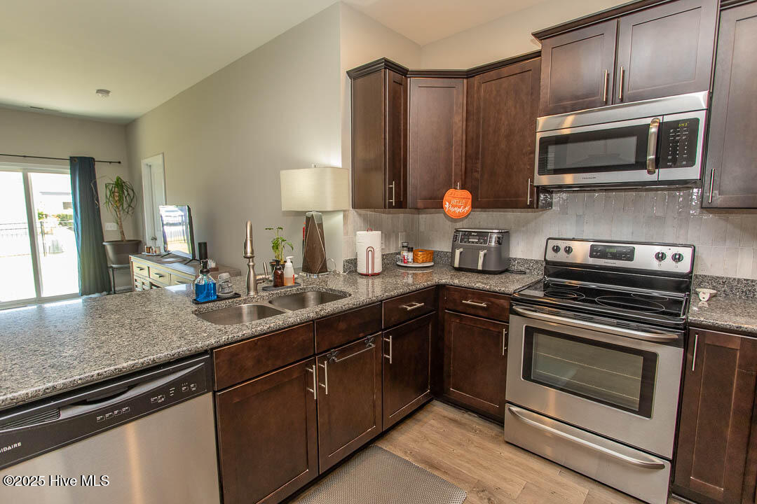 100529598 | Photo 11