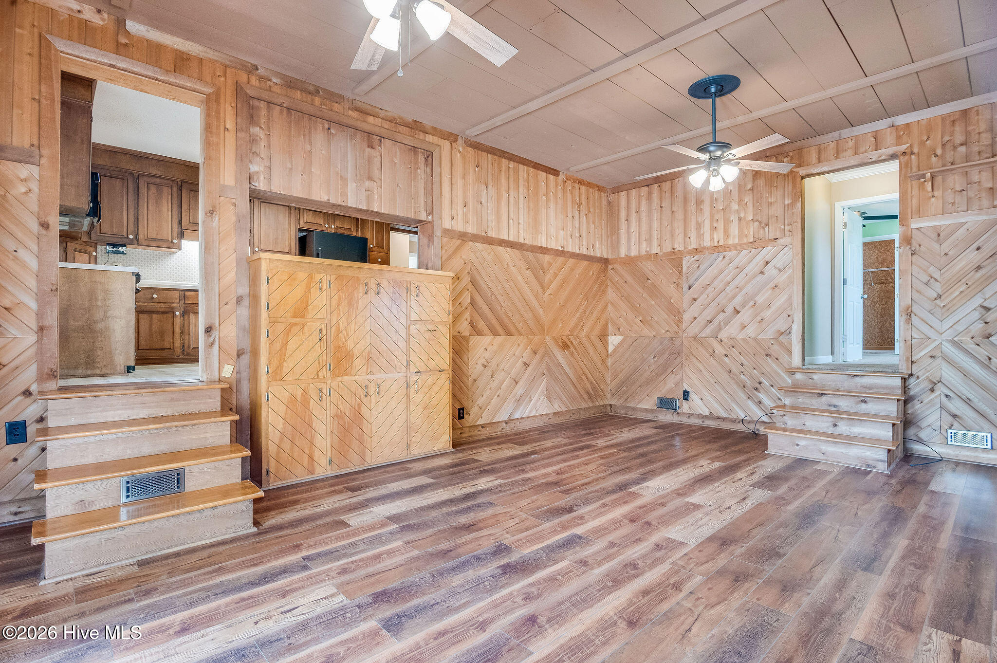 100565785 | Photo 42