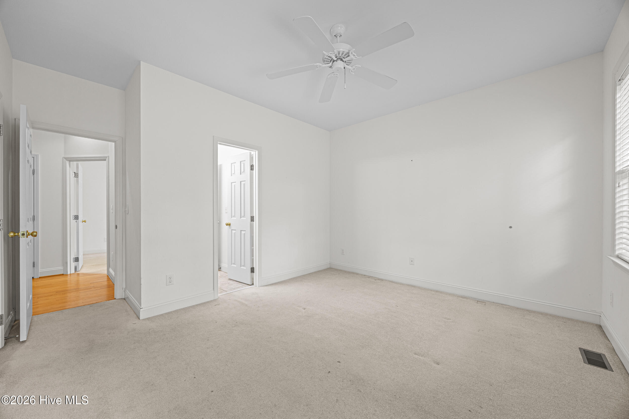 100569840 | Photo 35